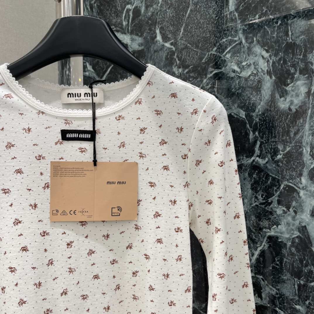 Miu 25秋冬新款 碎花长袖T恤连衣裙 轻薄棉质面料，柔软亲肤，春秋季节超适合!奶油灰底配细碎花，温柔
