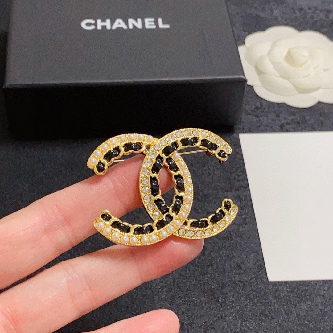 NO:575752,CHANEL Xiaoxiang's new counters are simultaneously launching new pearl braided diamond Chanel brooches, which are the accessories that understand women best. Women who devote all their efforts to being themselves tend to cherish the meaning of brooches more. Ms. Chanel pinned the brooch on her hat and told the fashionable ladies who imitated her that 'brooches are very practical. They can be pinned on suit collars, pockets, hats, belts or evening gowns. Boutique jewelry, chanel, chanel, business  suit, brooch, breastpin, hats19860909CHANEL小香 专柜新款同步上新珍珠编织钻香奈儿胸针,是最懂女人的饰物.那些倾注了全部心血去做自己的女人,往往更珍惜胸针的意义.香奈儿女士把胸针别在帽子上,并告诉那些模仿她的时髦女士们[胸针可是非常实用,它可以别在西装领上、口袋上、帽子上、腰带上或者是晚礼服上,饰品精品,chanel,chanel,business suit,brooch，breastpin,hats,Jewelry