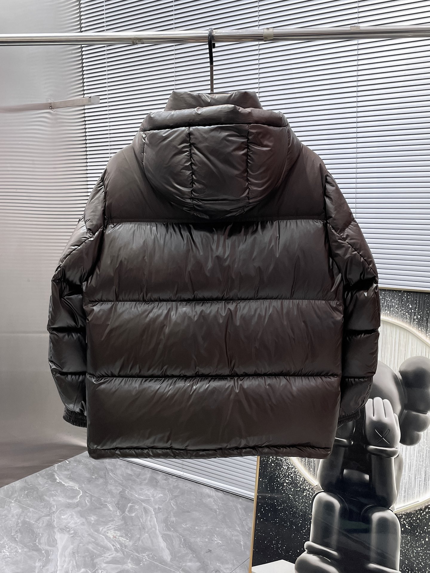 P490  巴宝莉  Burberry  2025秋冬新款连帽羽绒服外套，爆款来袭，高版本。内充90绒，蓬松又保暖，品相超级好。进口防风防雨面料，软糯亲肤，抗皱不沾灰，立挺有型，时尚绝绝子；奢华有型，辨识度极高；一眼就能看到的好品质。男女同款。适合凹各种造型，内搭随意，时尚感爆棚。码数48-56