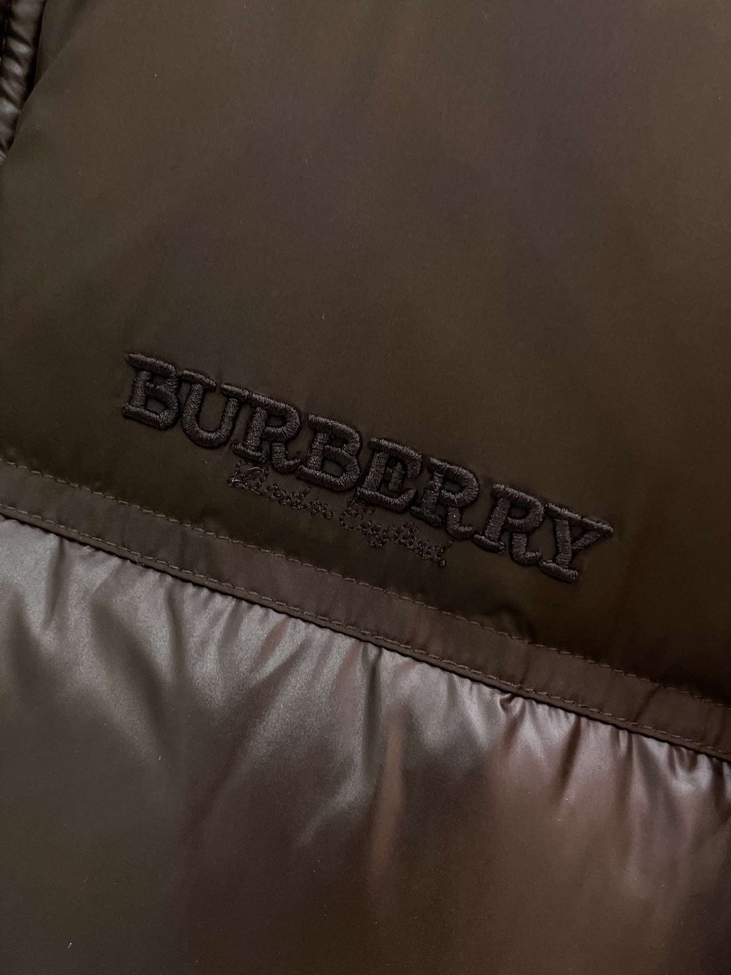 P490  巴宝莉  Burberry  2025秋冬新款连帽羽绒服外套，爆款来袭，高版本。内充90绒，蓬松又保暖，品相超级好。进口防风防雨面料，软糯亲肤，抗皱不沾灰，立挺有型，时尚绝绝子；奢华有型，辨识度极高；一眼就能看到的好品质。男女同款。适合凹各种造型，内搭随意，时尚感爆棚。码数48-56