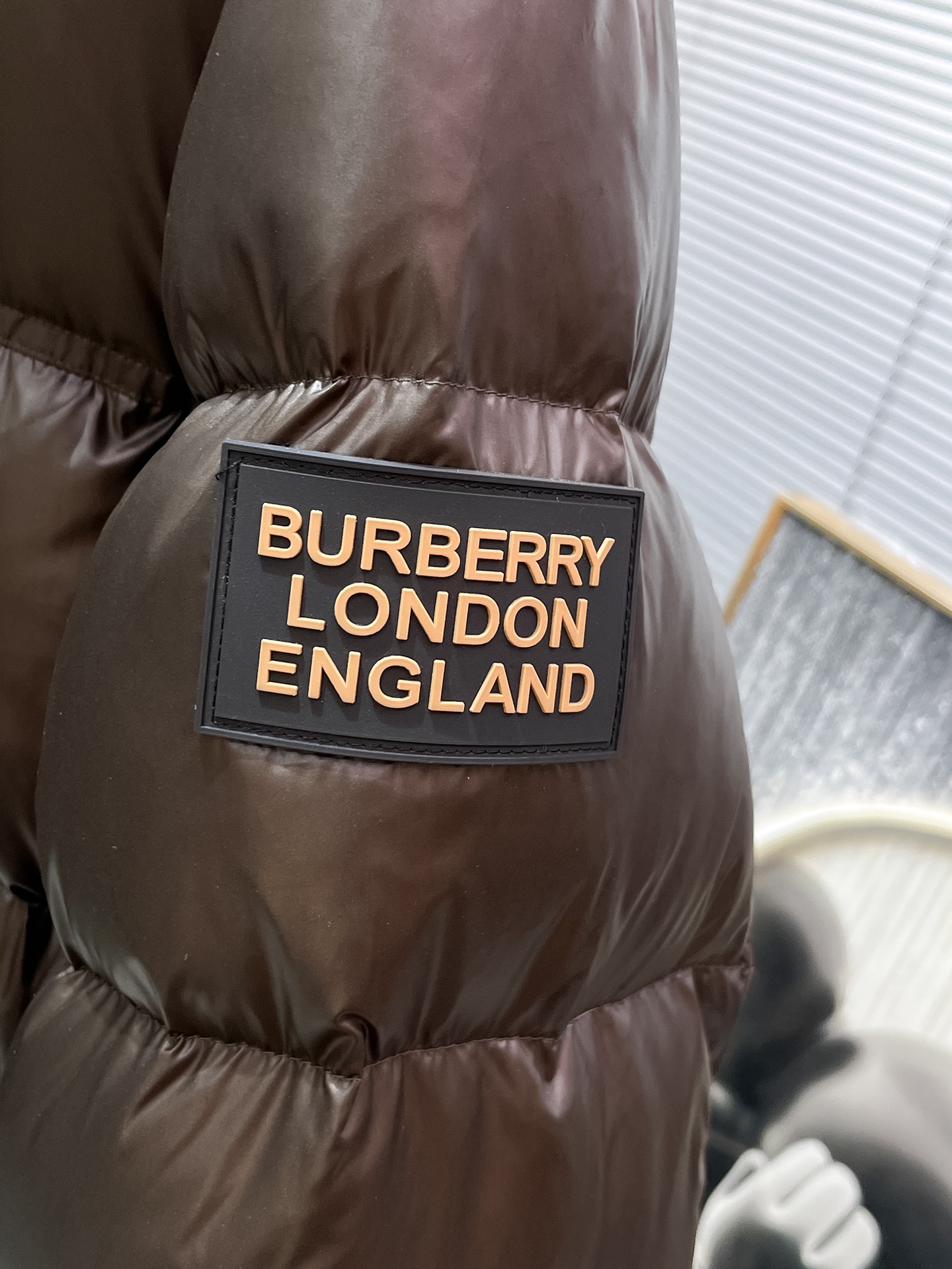 P490  巴宝莉  Burberry  2025秋冬新款连帽羽绒服外套，爆款来袭，高版本。内充90绒，蓬松又保暖，品相超级好。进口防风防雨面料，软糯亲肤，抗皱不沾灰，立挺有型，时尚绝绝子；奢华有型，辨识度极高；一眼就能看到的好品质。男女同款。适合凹各种造型，内搭随意，时尚感爆棚。码数48-56