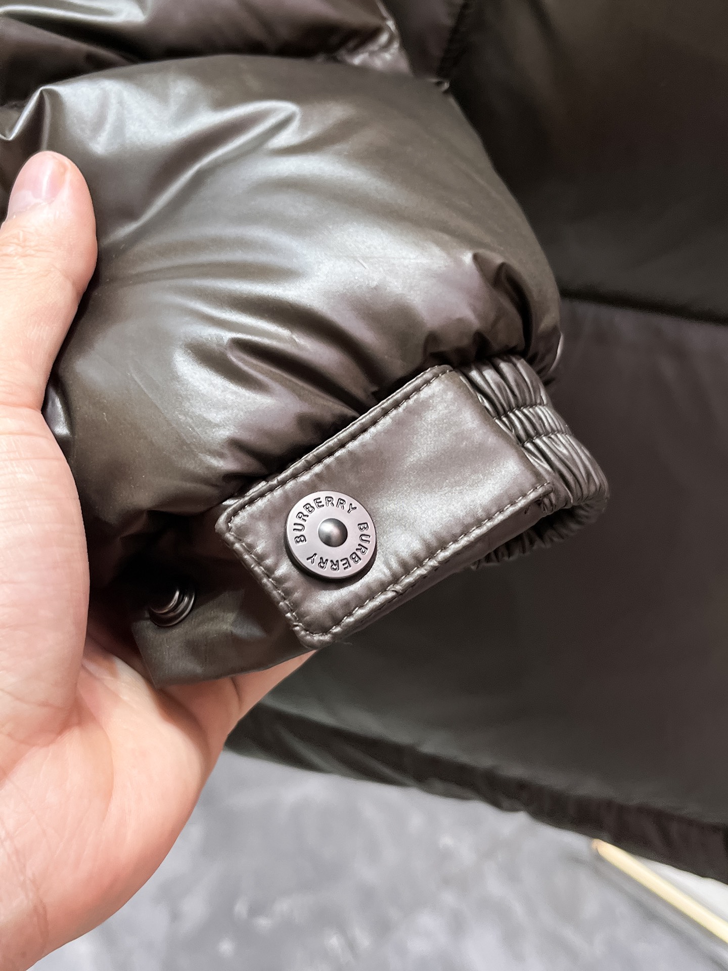 P490  巴宝莉  Burberry  2025秋冬新款连帽羽绒服外套，爆款来袭，高版本。内充90绒，蓬松又保暖，品相超级好。进口防风防雨面料，软糯亲肤，抗皱不沾灰，立挺有型，时尚绝绝子；奢华有型，辨识度极高；一眼就能看到的好品质。男女同款。适合凹各种造型，内搭随意，时尚感爆棚。码数48-56