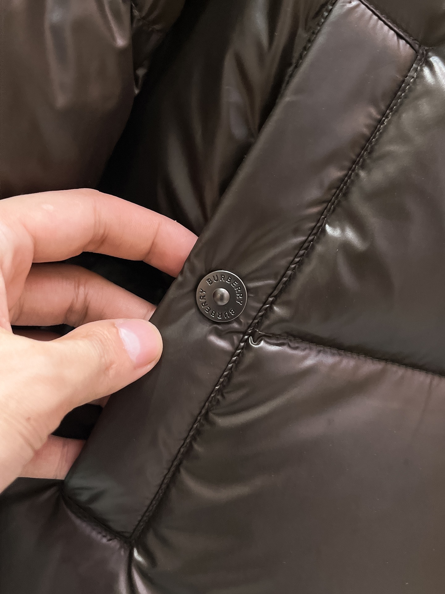 P490  巴宝莉  Burberry  2025秋冬新款连帽羽绒服外套，爆款来袭，高版本。内充90绒，蓬松又保暖，品相超级好。进口防风防雨面料，软糯亲肤，抗皱不沾灰，立挺有型，时尚绝绝子；奢华有型，辨识度极高；一眼就能看到的好品质。男女同款。适合凹各种造型，内搭随意，时尚感爆棚。码数48-56