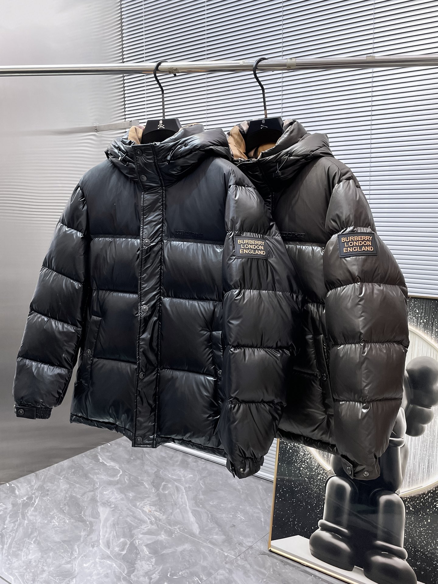 P490  巴宝莉  Burberry  2025秋冬新款连帽羽绒服外套，爆款来袭，高版本。内充90绒，蓬松又保暖，品相超级好。进口防风防雨面料，软糯亲肤，抗皱不沾灰，立挺有型，时尚绝绝子；奢华有型，辨识度极高；一眼就能看到的好品质。男女同款。适合凹各种造型，内搭随意，时尚感爆棚。码数48-56