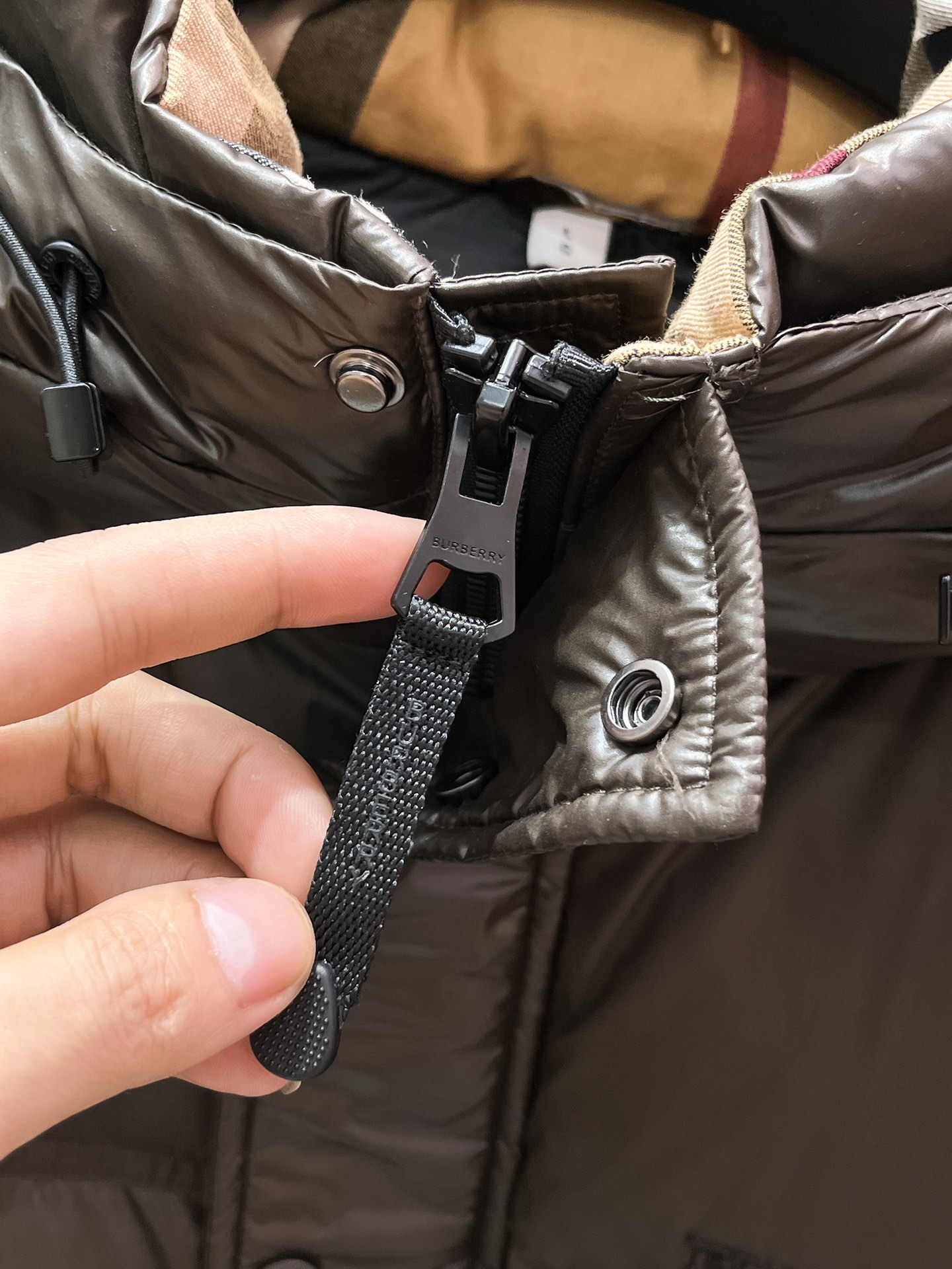P490  巴宝莉  Burberry  2025秋冬新款连帽羽绒服外套，爆款来袭，高版本。内充90绒，蓬松又保暖，品相超级好。进口防风防雨面料，软糯亲肤，抗皱不沾灰，立挺有型，时尚绝绝子；奢华有型，辨识度极高；一眼就能看到的好品质。男女同款。适合凹各种造型，内搭随意，时尚感爆棚。码数48-56