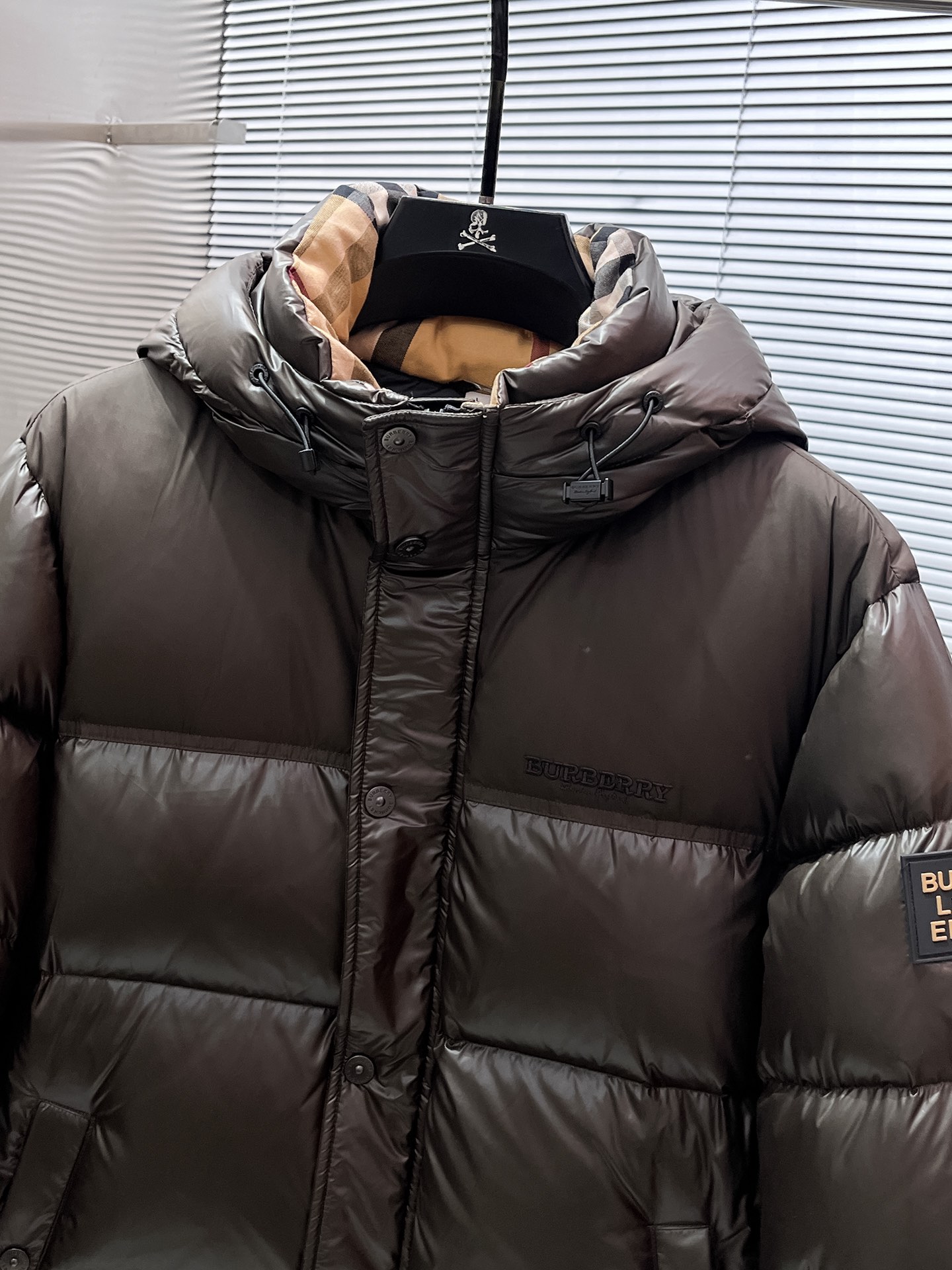 P490  巴宝莉  Burberry  2025秋冬新款连帽羽绒服外套，爆款来袭，高版本。内充90绒，蓬松又保暖，品相超级好。进口防风防雨面料，软糯亲肤，抗皱不沾灰，立挺有型，时尚绝绝子；奢华有型，辨识度极高；一眼就能看到的好品质。男女同款。适合凹各种造型，内搭随意，时尚感爆棚。码数48-56