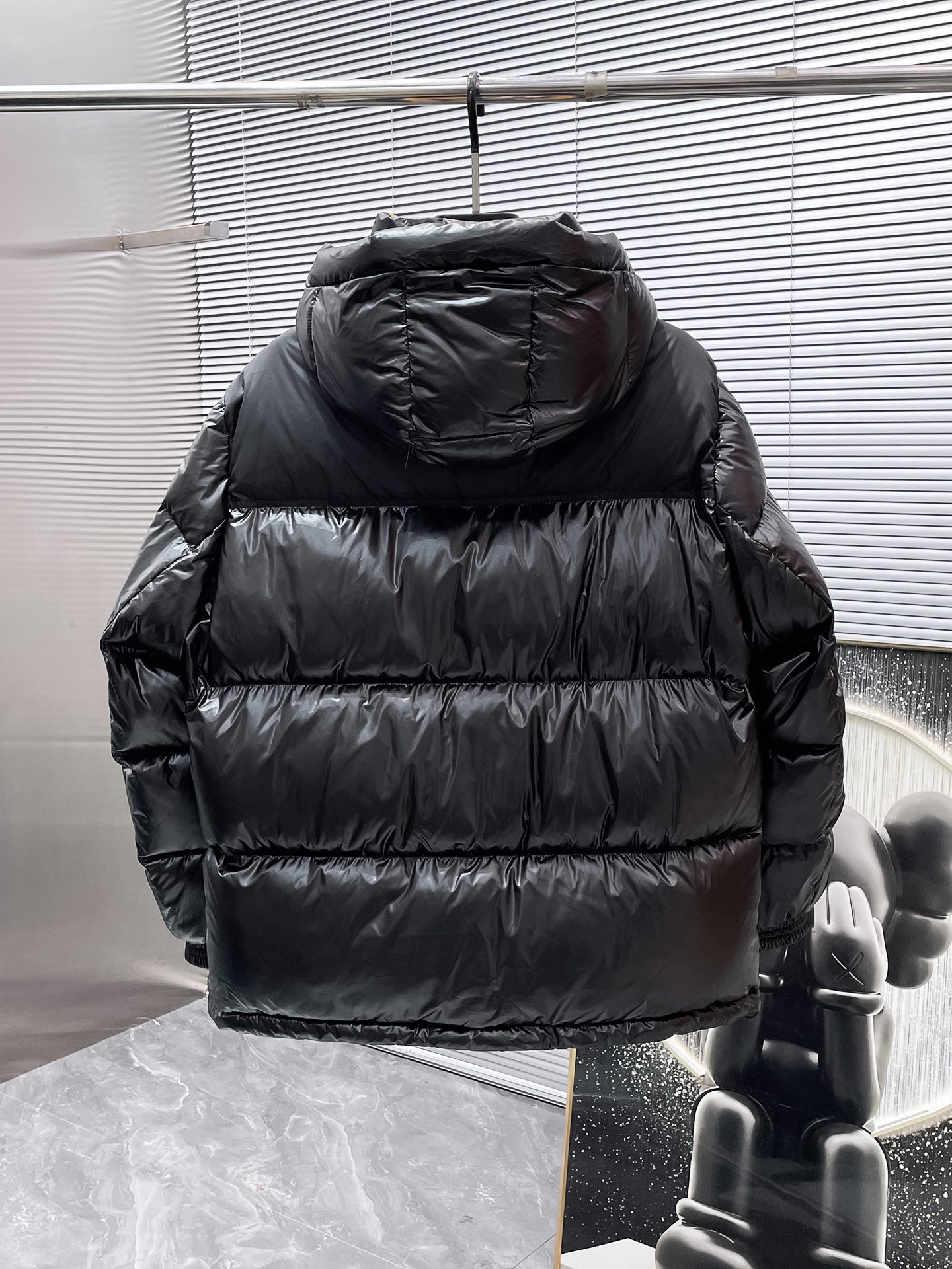 P490  巴宝莉  Burberry  2025秋冬新款连帽羽绒服外套，爆款来袭，高版本。内充90绒，蓬松又保暖，品相超级好。进口防风防雨面料，软糯亲肤，抗皱不沾灰，立挺有型，时尚绝绝子；奢华有型，辨识度极高；一眼就能看到的好品质。男女同款。适合凹各种造型，内搭随意，时尚感爆棚。码数48-56