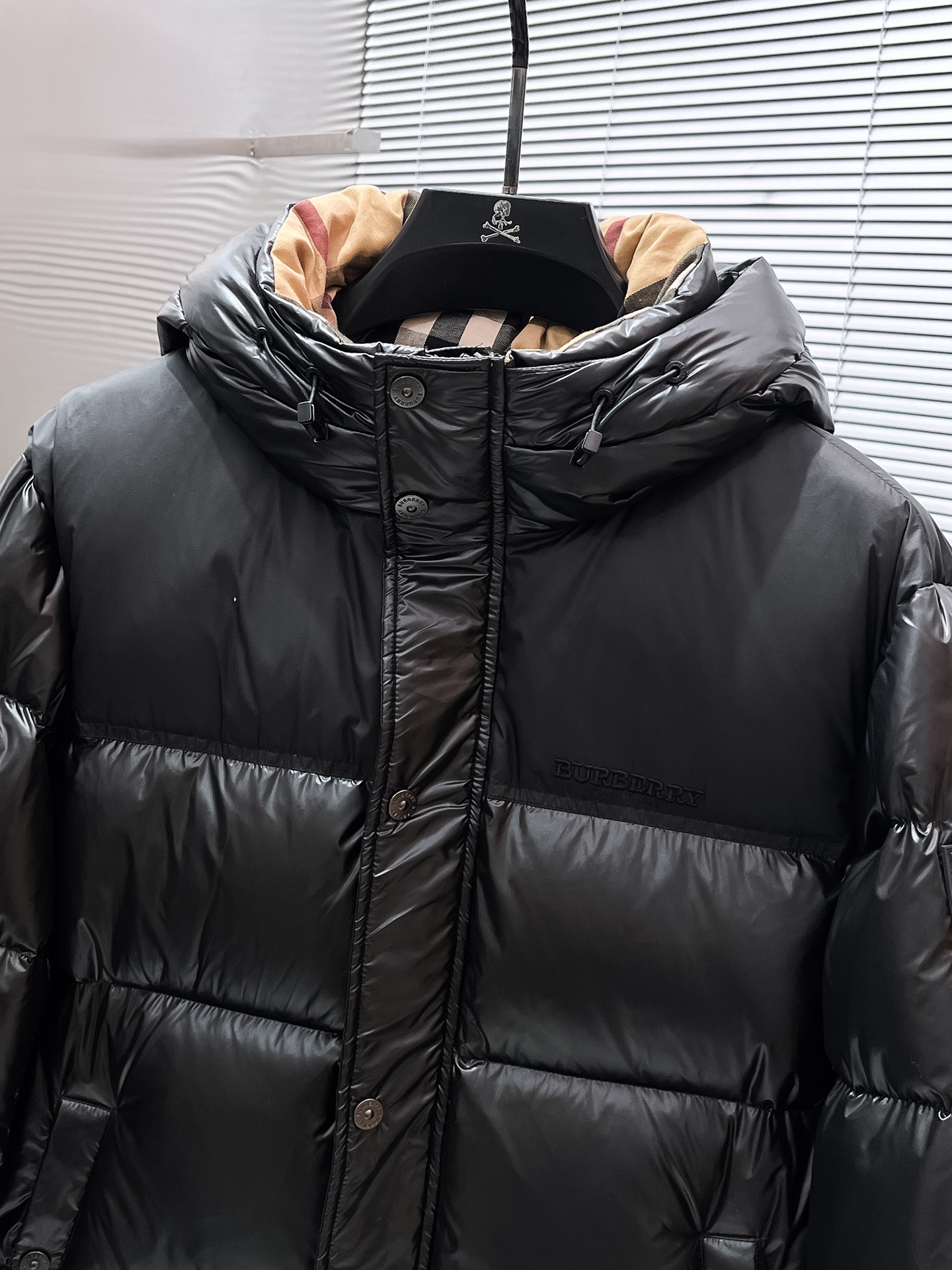 P490  巴宝莉  Burberry  2025秋冬新款连帽羽绒服外套，爆款来袭，高版本。内充90绒，蓬松又保暖，品相超级好。进口防风防雨面料，软糯亲肤，抗皱不沾灰，立挺有型，时尚绝绝子；奢华有型，辨识度极高；一眼就能看到的好品质。男女同款。适合凹各种造型，内搭随意，时尚感爆棚。码数48-56