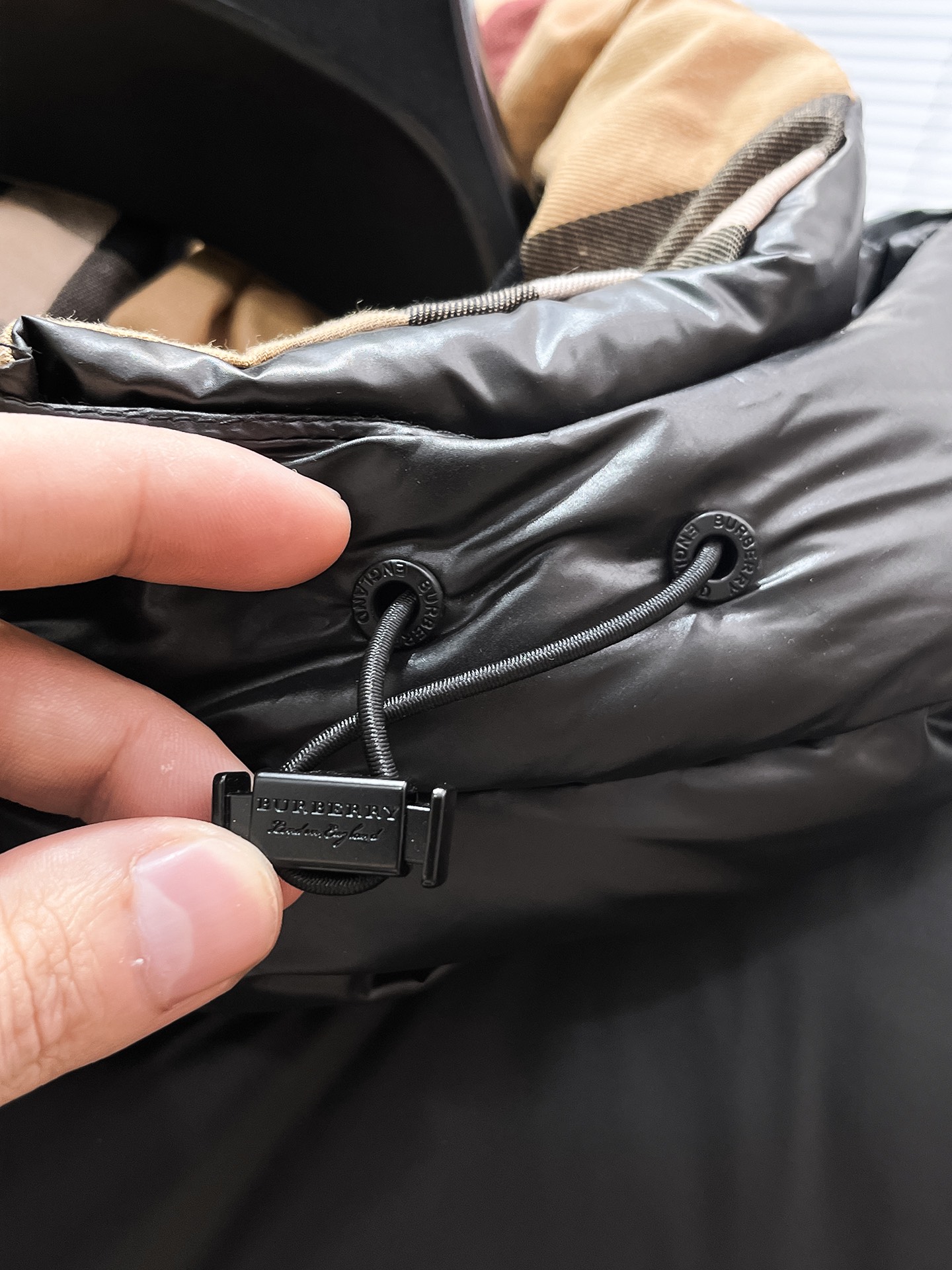 P490  巴宝莉  Burberry  2025秋冬新款连帽羽绒服外套，爆款来袭，高版本。内充90绒，蓬松又保暖，品相超级好。进口防风防雨面料，软糯亲肤，抗皱不沾灰，立挺有型，时尚绝绝子；奢华有型，辨识度极高；一眼就能看到的好品质。男女同款。适合凹各种造型，内搭随意，时尚感爆棚。码数48-56
