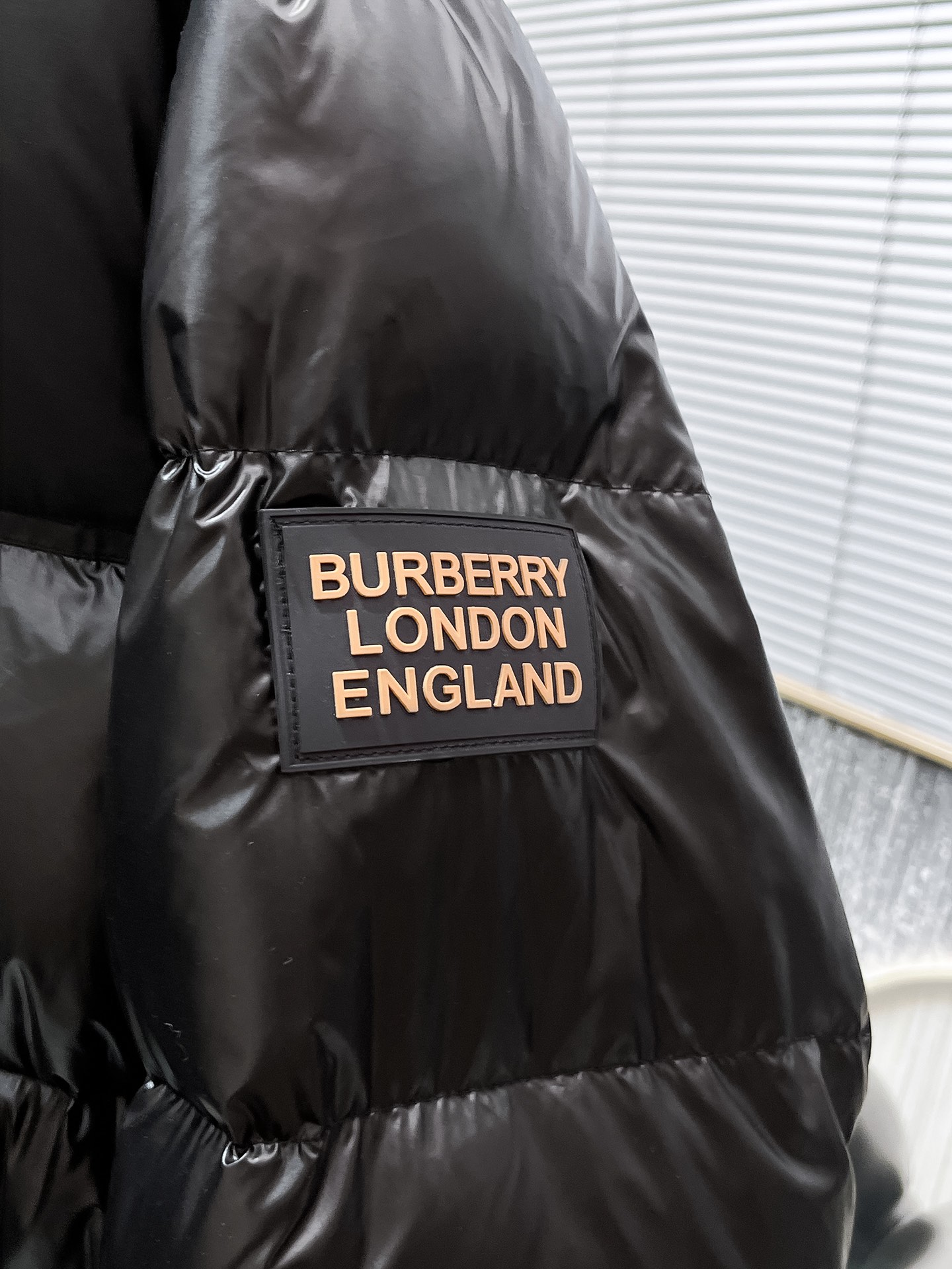 P490  巴宝莉  Burberry  2025秋冬新款连帽羽绒服外套，爆款来袭，高版本。内充90绒，蓬松又保暖，品相超级好。进口防风防雨面料，软糯亲肤，抗皱不沾灰，立挺有型，时尚绝绝子；奢华有型，辨识度极高；一眼就能看到的好品质。男女同款。适合凹各种造型，内搭随意，时尚感爆棚。码数48-56