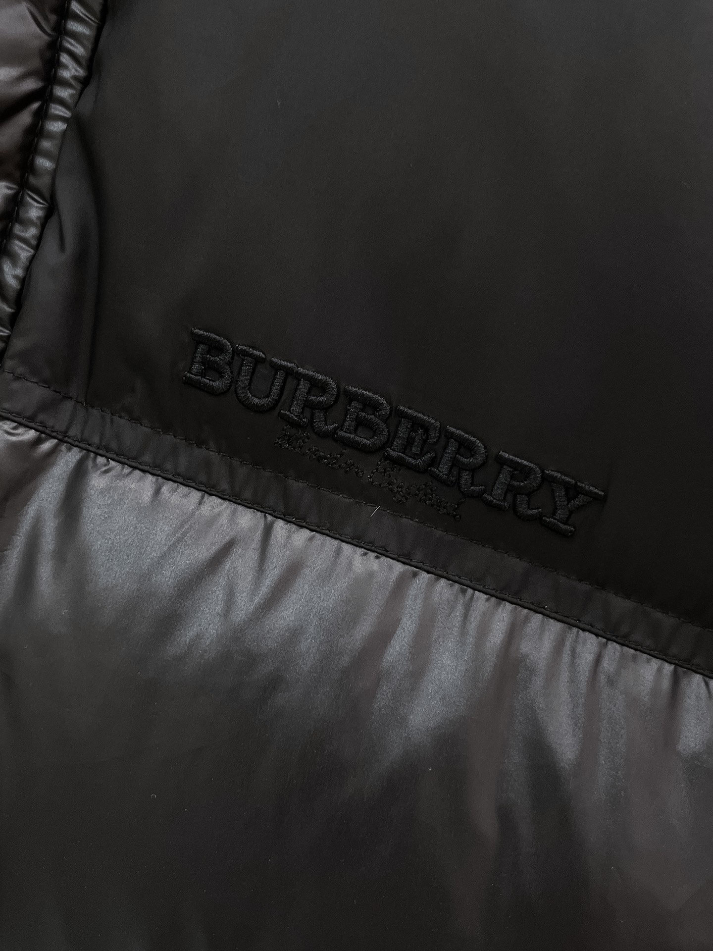 P490  巴宝莉  Burberry  2025秋冬新款连帽羽绒服外套，爆款来袭，高版本。内充90绒，蓬松又保暖，品相超级好。进口防风防雨面料，软糯亲肤，抗皱不沾灰，立挺有型，时尚绝绝子；奢华有型，辨识度极高；一眼就能看到的好品质。男女同款。适合凹各种造型，内搭随意，时尚感爆棚。码数48-56