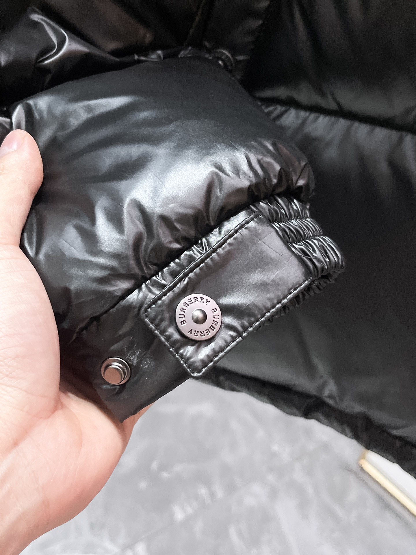 P490  巴宝莉  Burberry  2025秋冬新款连帽羽绒服外套，爆款来袭，高版本。内充90绒，蓬松又保暖，品相超级好。进口防风防雨面料，软糯亲肤，抗皱不沾灰，立挺有型，时尚绝绝子；奢华有型，辨识度极高；一眼就能看到的好品质。男女同款。适合凹各种造型，内搭随意，时尚感爆棚。码数48-56