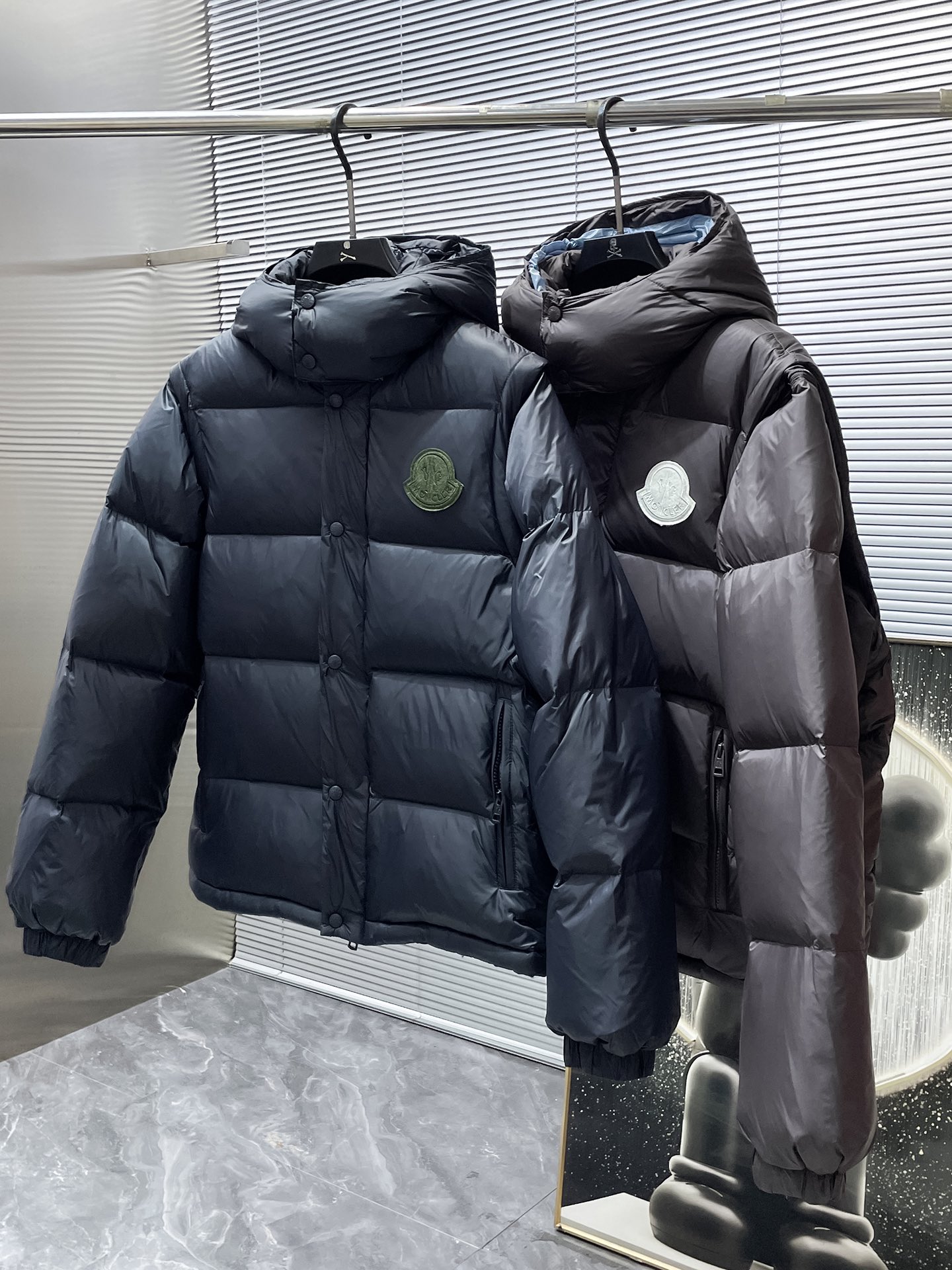 P520  蒙口  moncler  2025秋冬新款连帽羽绒服外套，一衣两穿，可拆马甲，爆款来袭，高版本。内充90绒，蓬松又保暖，品相超级好。进口防风防雨面料，软糯亲肤，抗皱不沾灰，立挺有型，时尚绝绝子；奢华有型，辨识度极高；一眼就能看到的好品质。男女同款。适合凹各种造型，内搭随意，时尚感爆棚。码数1-5