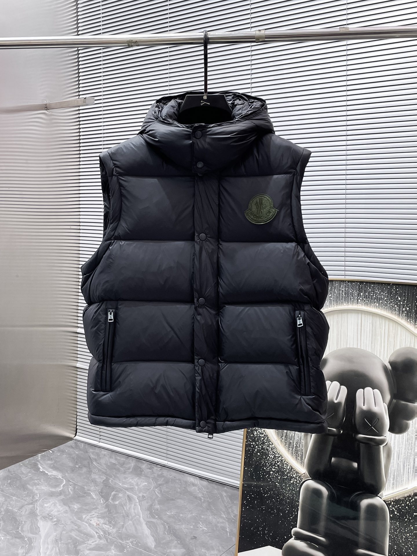 P520  蒙口  moncler  2025秋冬新款连帽羽绒服外套，一衣两穿，可拆马甲，爆款来袭，高版本。内充90绒，蓬松又保暖，品相超级好。进口防风防雨面料，软糯亲肤，抗皱不沾灰，立挺有型，时尚绝绝子；奢华有型，辨识度极高；一眼就能看到的好品质。男女同款。适合凹各种造型，内搭随意，时尚感爆棚。码数1-5