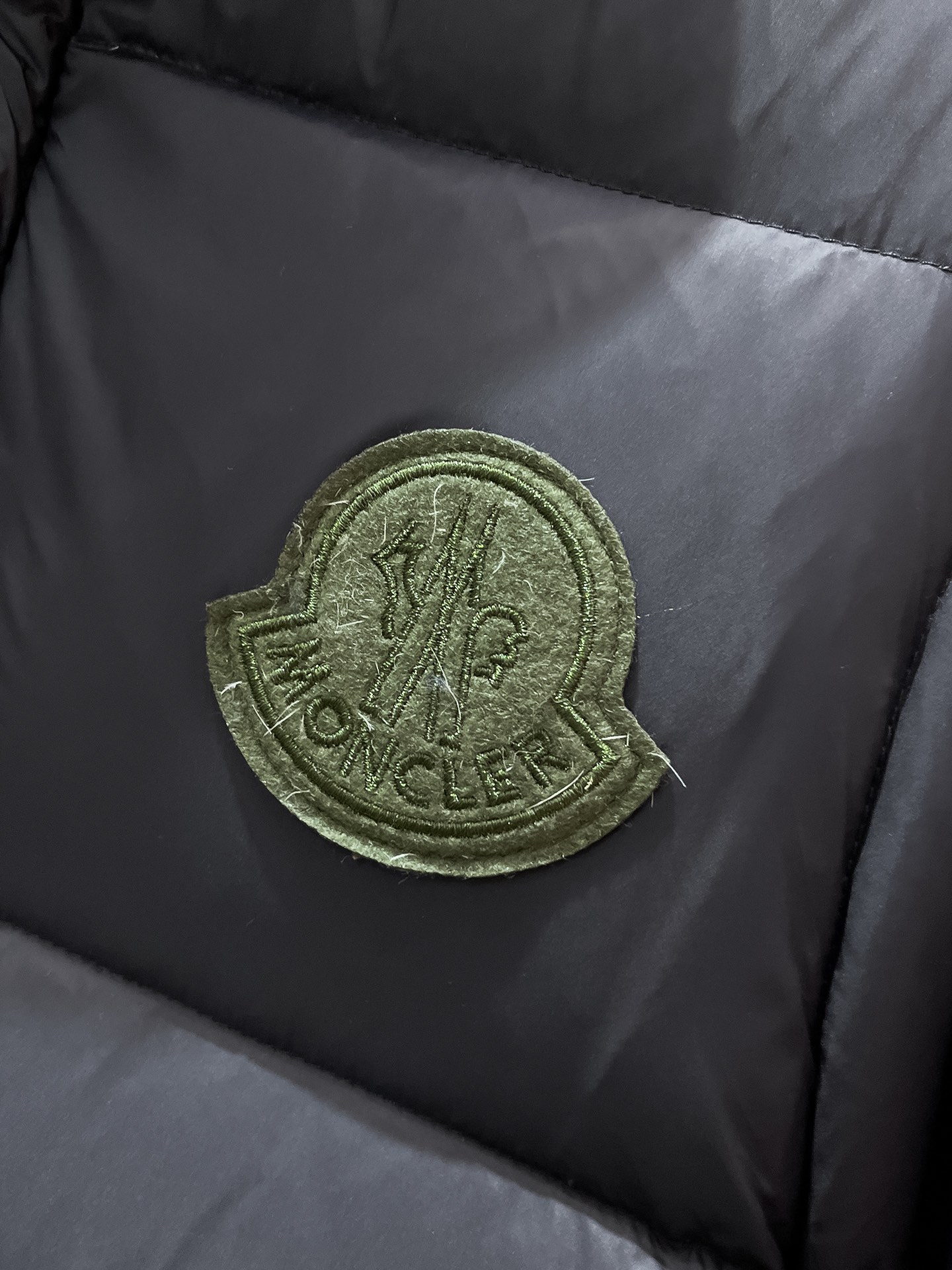 P520  蒙口  moncler  2025秋冬新款连帽羽绒服外套，一衣两穿，可拆马甲，爆款来袭，高版本。内充90绒，蓬松又保暖，品相超级好。进口防风防雨面料，软糯亲肤，抗皱不沾灰，立挺有型，时尚绝绝子；奢华有型，辨识度极高；一眼就能看到的好品质。男女同款。适合凹各种造型，内搭随意，时尚感爆棚。码数1-5