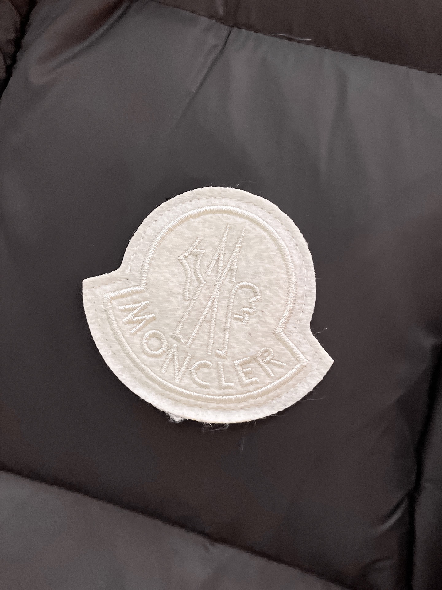 P520  蒙口  moncler  2025秋冬新款连帽羽绒服外套，一衣两穿，可拆马甲，爆款来袭，高版本。内充90绒，蓬松又保暖，品相超级好。进口防风防雨面料，软糯亲肤，抗皱不沾灰，立挺有型，时尚绝绝子；奢华有型，辨识度极高；一眼就能看到的好品质。男女同款。适合凹各种造型，内搭随意，时尚感爆棚。码数1-5