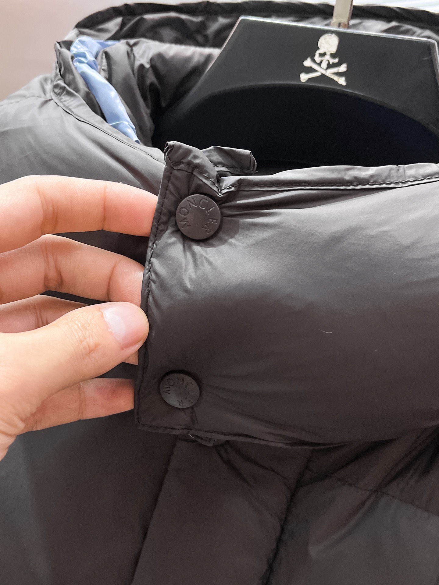 P520  蒙口  moncler  2025秋冬新款连帽羽绒服外套，一衣两穿，可拆马甲，爆款来袭，高版本。内充90绒，蓬松又保暖，品相超级好。进口防风防雨面料，软糯亲肤，抗皱不沾灰，立挺有型，时尚绝绝子；奢华有型，辨识度极高；一眼就能看到的好品质。男女同款。适合凹各种造型，内搭随意，时尚感爆棚。码数1-5