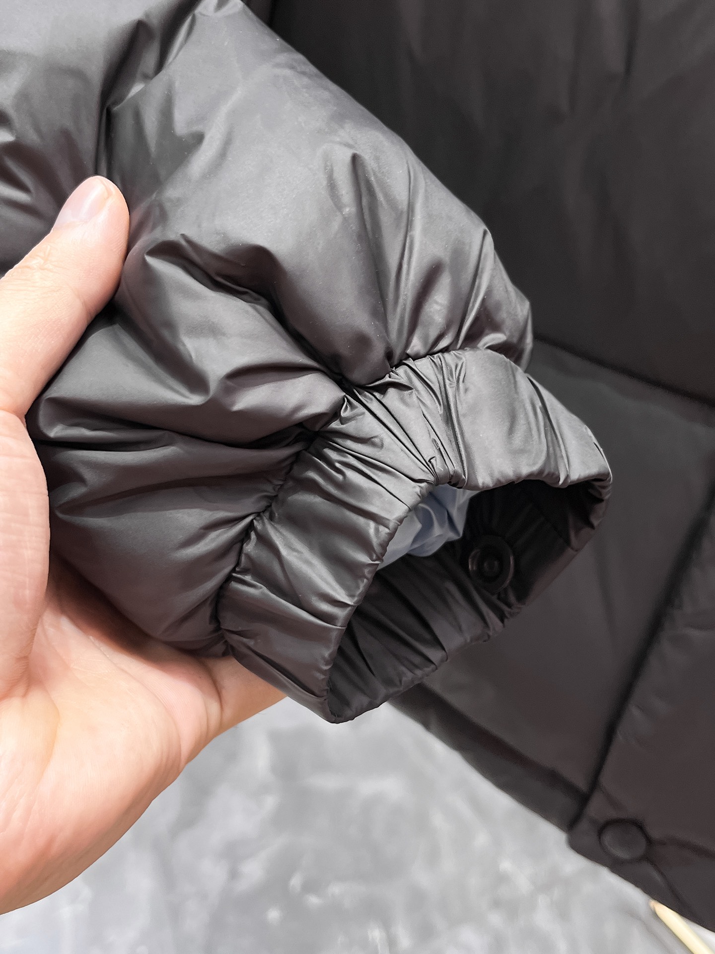 P520  蒙口  moncler  2025秋冬新款连帽羽绒服外套，一衣两穿，可拆马甲，爆款来袭，高版本。内充90绒，蓬松又保暖，品相超级好。进口防风防雨面料，软糯亲肤，抗皱不沾灰，立挺有型，时尚绝绝子；奢华有型，辨识度极高；一眼就能看到的好品质。男女同款。适合凹各种造型，内搭随意，时尚感爆棚。码数1-5