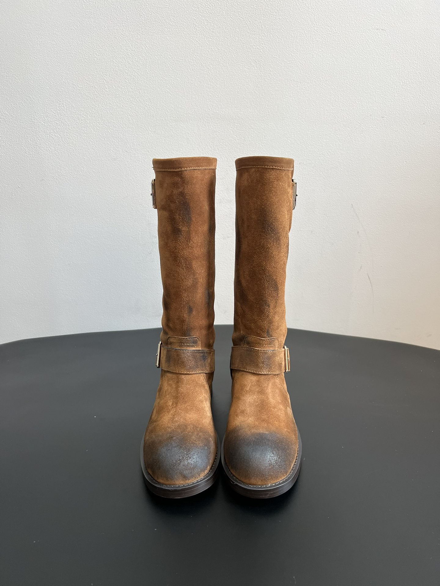 NO:629844,Ann Andelma*25ss retro double buckle knight boots show a typical neutral style, cool style, with a strong blend of street and retro temperament. It is a mid-calf boot type with a moderate boot height and good adaptability to various leg types.  The shoe body has a metal buckle design, which adds elements of workwear style and motorcycle style, improving the overall sense of fashion and recognition; the brown model also has an old toe design, which has a stronger retro charm. It adopts a flat heel design and a thick sole, which not only ensures fashion but also has good comfort and stability and is suitable for daily wear in various scenes. The upper is cowhide/cow suede and the lining is cowhide. The original molded outsole is 4cm higher.  size 35-40 (customized sizes 40 are non-refundable), boots, cowhide19860909Ann Andelma*25ss 复古双搭扣骑士靴 呈现出典型的中性风、酷飒风格,带有强烈的街头与复古融合的气质.为中筒靴型,靴筒高度适中,对各种腿型适配性较好. 鞋身带有金属扣带设计,增加了工装风与机车风的元素,提升了整体的时尚感与辨识度；棕色款还带有做旧的鞋头设计,复古韵味更浓.采用平跟设计,搭配厚实的鞋底,在保证时尚度的同时,具备良好的舒适性与稳定性,适合日常多种场景穿搭. 鞋面牛皮/牛反绒 内里牛皮 大底原版开模大底 增高4cm size35-40码（40码定制不退换）,靴子,boots,cowhide,Women's Shoes