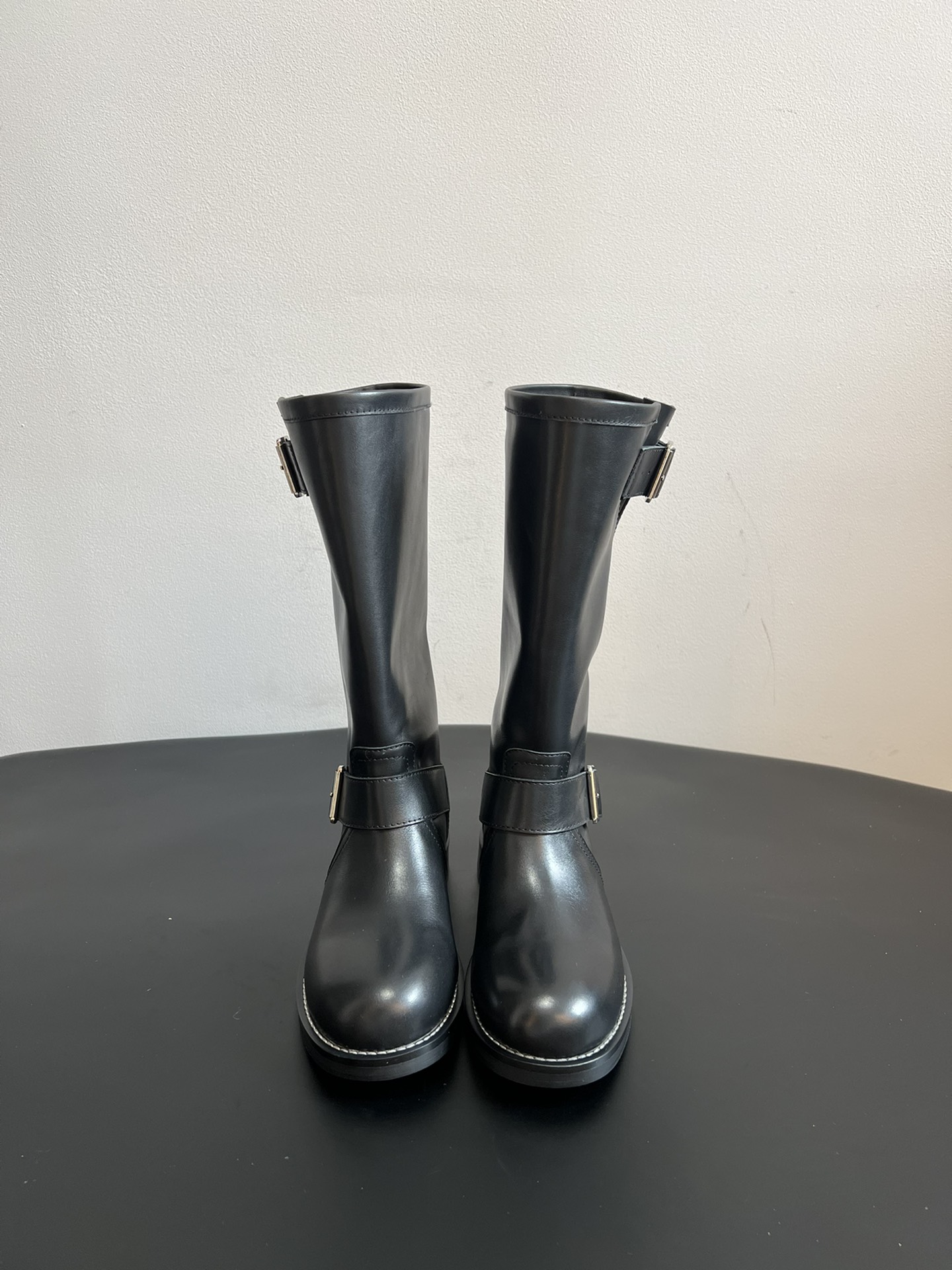 NO:629860,Ann Andelma*25ss retro double buckle knight boots show a typical neutral style, cool style, with a strong blend of street and retro temperament. It is a mid-calf boot type with a moderate boot height and good adaptability to various leg types.  The shoe body has a metal buckle design, which adds elements of workwear style and motorcycle style, improving the overall sense of fashion and recognition; the brown model also has an old toe design, which has a stronger retro charm. It adopts a flat heel design and a thick sole, which not only ensures fashion but also has good comfort and stability and is suitable for daily wear in various scenes. The upper is cowhide/cow suede and the lining is cowhide. The original molded outsole is 4cm higher.  size 35-40 (customized sizes 40 are non-refundable), boots, cowhide19860909Ann Andelma*25ss 复古双搭扣骑士靴 呈现出典型的中性风、酷飒风格,带有强烈的街头与复古融合的气质.为中筒靴型,靴筒高度适中,对各种腿型适配性较好. 鞋身带有金属扣带设计,增加了工装风与机车风的元素,提升了整体的时尚感与辨识度；棕色款还带有做旧的鞋头设计,复古韵味更浓.采用平跟设计,搭配厚实的鞋底,在保证时尚度的同时,具备良好的舒适性与稳定性,适合日常多种场景穿搭. 鞋面牛皮/牛反绒 内里牛皮 大底原版开模大底 增高4cm size35-40码（40码定制不退换）,靴子,boots,cowhide,Women's Shoes