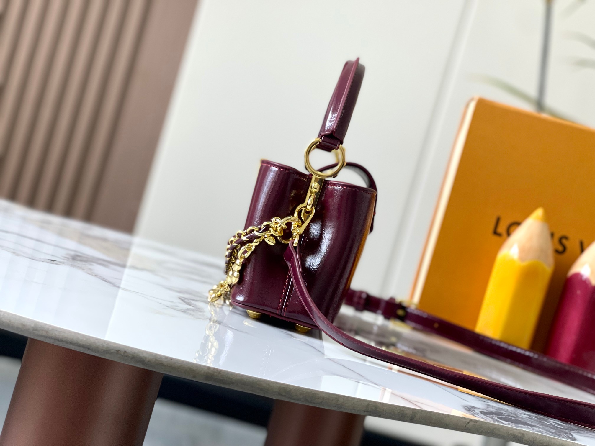 p380【广州货顶级原版】M25491本款Capucines East-West迷你手袋向路易威登美妆系列汲取色彩灵感，巧妙展露雍容气度。褶皱皮革包身释放前卫气息，搭配可内收或外置的翻盖。LV字母彰显品牌印记，莹亮链条可随心拆卸。 尺寸:22*12*8cm