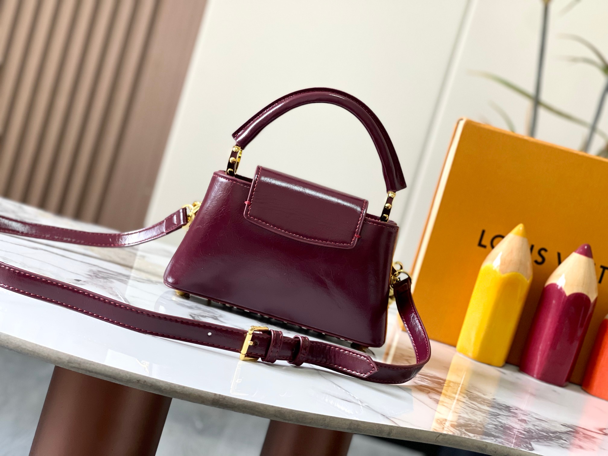 p380【广州货顶级原版】M25491本款Capucines East-West迷你手袋向路易威登美妆系列汲取色彩灵感，巧妙展露雍容气度。褶皱皮革包身释放前卫气息，搭配可内收或外置的翻盖。LV字母彰显品牌印记，莹亮链条可随心拆卸。 尺寸:22*12*8cm