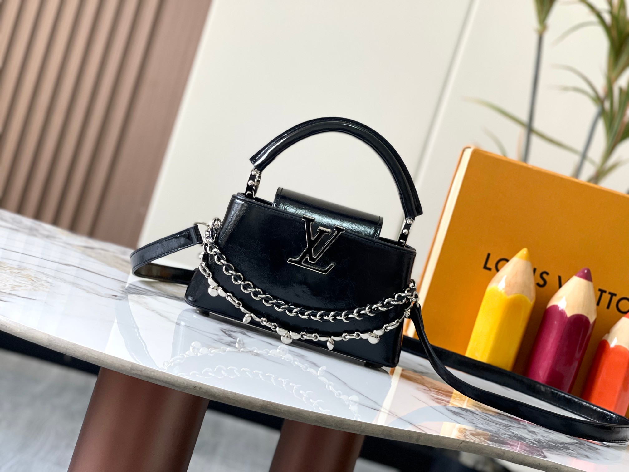 p380【广州货顶级原版】M25491本款Capucines East-West迷你手袋向路易威登美妆系列汲取色彩灵感，巧妙展露雍容气度。褶皱皮革包身释放前卫气息，搭配可内收或外置的翻盖。LV字母彰显品牌印记，莹亮链条可随心拆卸。 尺寸:22*12*8cm