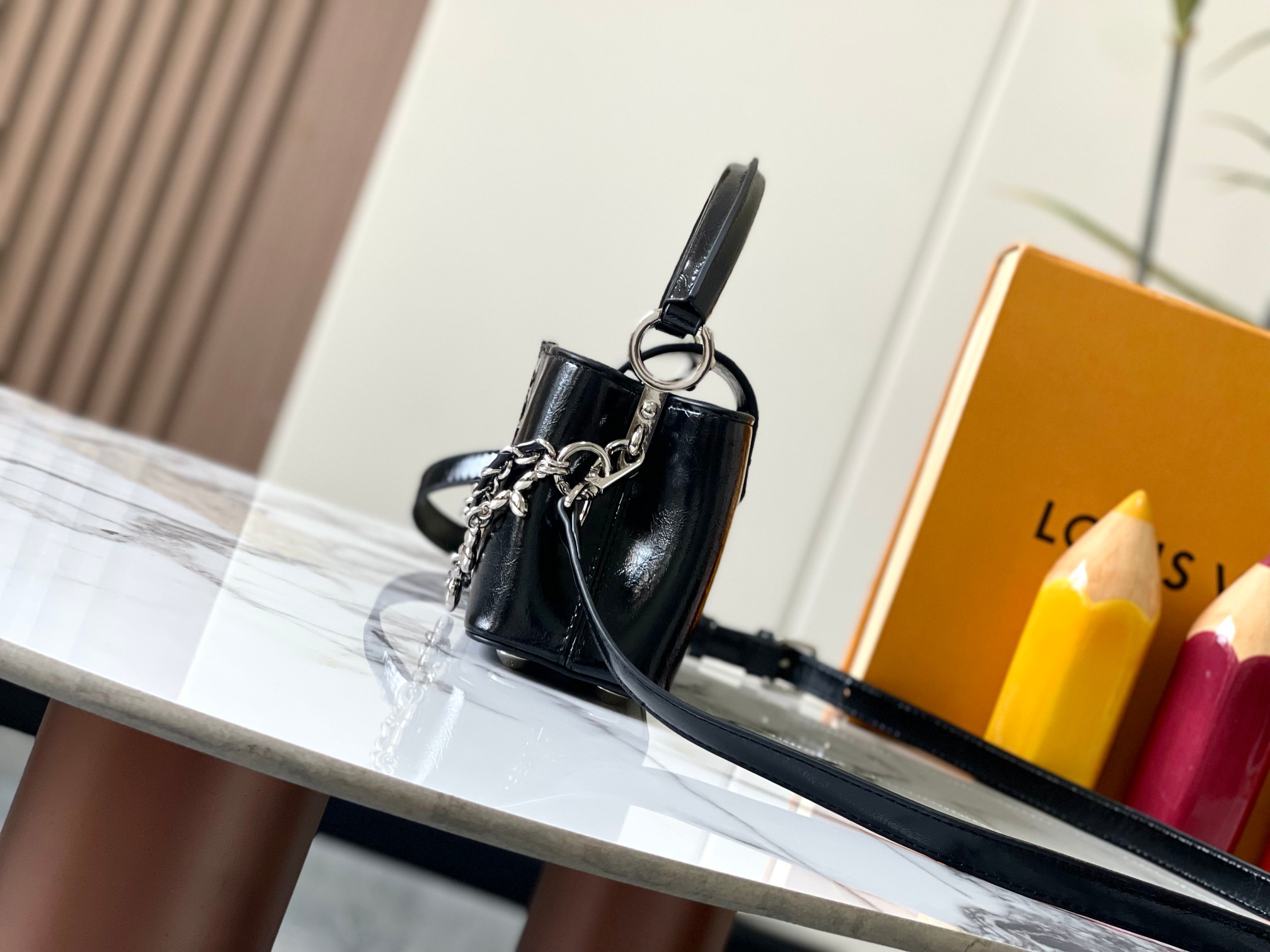 p380【广州货顶级原版】M25491本款Capucines East-West迷你手袋向路易威登美妆系列汲取色彩灵感，巧妙展露雍容气度。褶皱皮革包身释放前卫气息，搭配可内收或外置的翻盖。LV字母彰显品牌印记，莹亮链条可随心拆卸。 尺寸:22*12*8cm