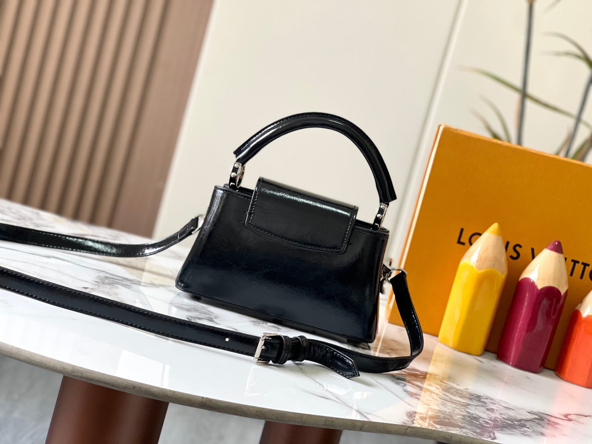 p380【广州货顶级原版】M25491本款Capucines East-West迷你手袋向路易威登美妆系列汲取色彩灵感，巧妙展露雍容气度。褶皱皮革包身释放前卫气息，搭配可内收或外置的翻盖。LV字母彰显品牌印记，莹亮链条可随心拆卸。 尺寸:22*12*8cm