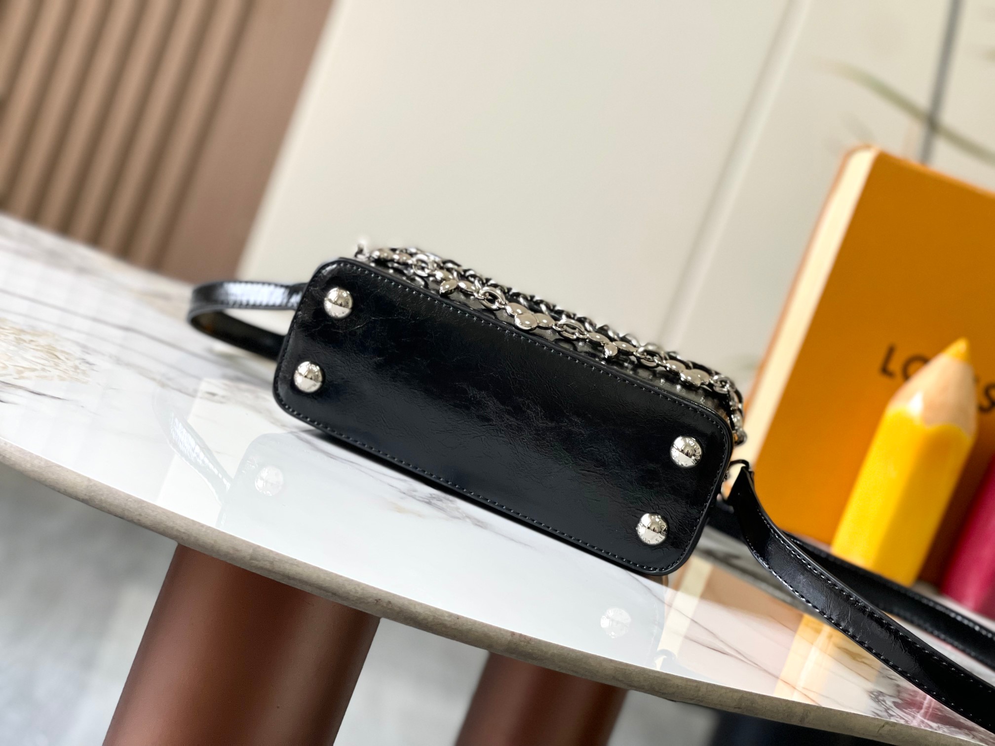 p380【广州货顶级原版】M25491本款Capucines East-West迷你手袋向路易威登美妆系列汲取色彩灵感，巧妙展露雍容气度。褶皱皮革包身释放前卫气息，搭配可内收或外置的翻盖。LV字母彰显品牌印记，莹亮链条可随心拆卸。 尺寸:22*12*8cm