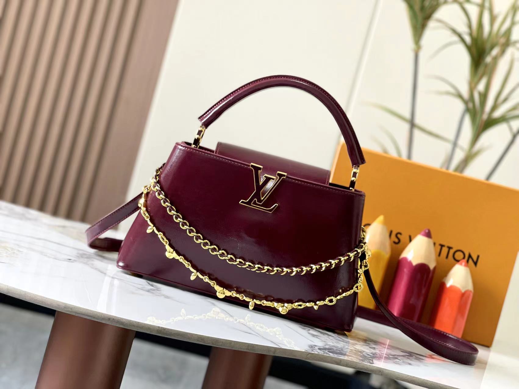 p390【广州货顶级原版】M25492本款CapucinesEast-WestBB手袋令皮革巧现褶皱质感，娓娓道出新季潮流风尚。牛皮革饰边勾勒流畅线条，LV字母与可拆卸链条闪烁金属莹泽。宽敞内里满足不同收纳需求，多种背携方式尽显功能巧思。 尺寸:33*19*9cm