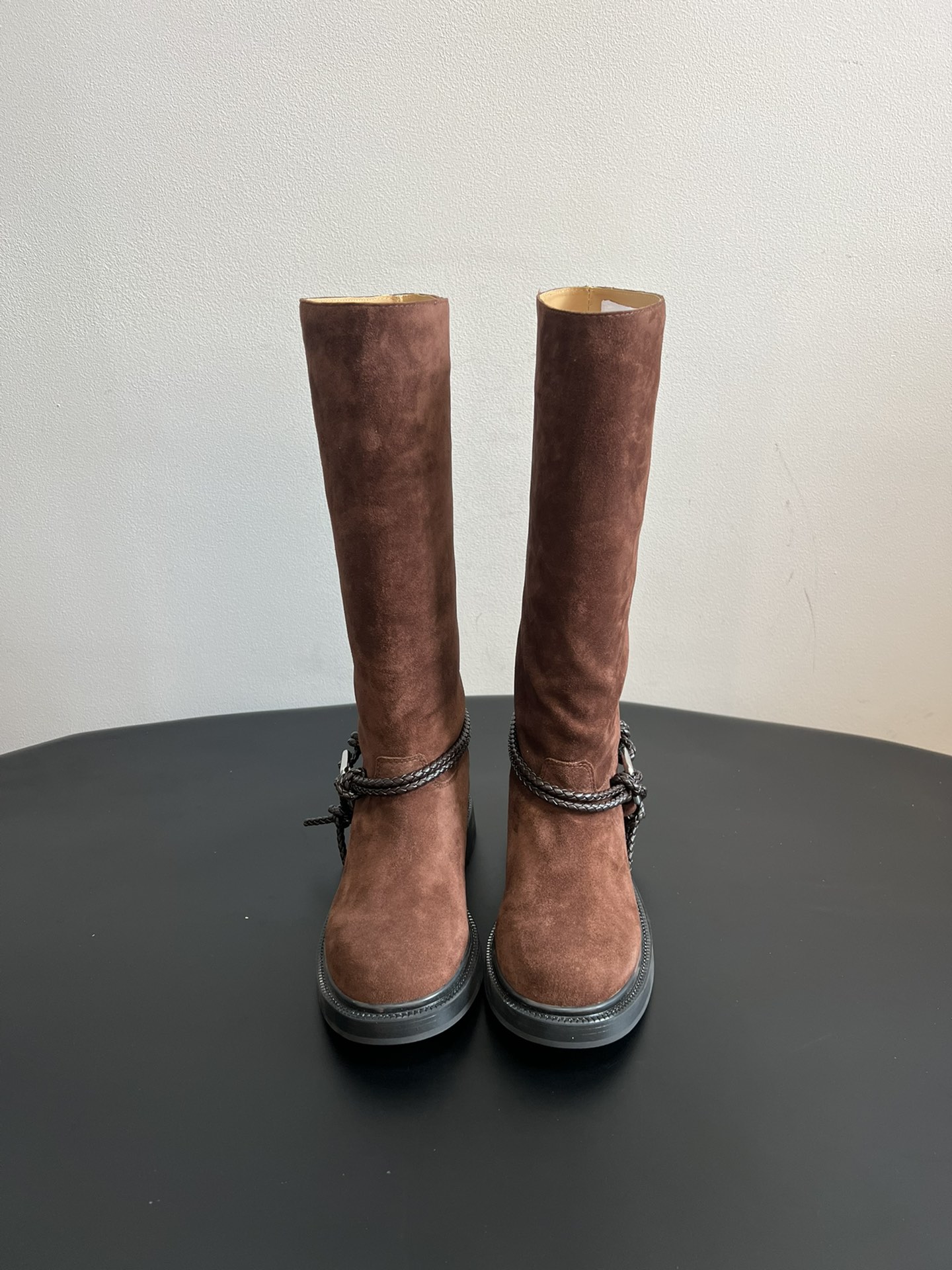 NO:629885,Bottega Venet* 25ss new woven leather high knight boots are made of brown suede material, with a delicate texture and full of retro charm. There are two styles of short boots and long boots to meet the needs of different outfits and scenes. The boot body is decorated with a combination of metal chains and buckles, adding a punk style and design sense, making the overall look more personalized.  The round-toe shoe shape accommodates the foot shape and is comfortable without crowding the feet; the boot shaft is available in long, medium and short sizes to meet different wear needs; the thick sole/thick heel design has both a heightening effect and a retro accent. It combines the sassiness of knight boots and the coolness of Martin boots, and infuses retro charm with the details of braided ropes and metal buckles. The styles are diverse and highly recognizable. The upper is cow suede and the lining is cowhide. The original molded outsole is 4cm higher.  size 35-40 (customized sizes 40 are non-refundable), boots, bottega veneta, boots, cowhide, chamois leather19860909Bottega Venet* 25ss新款编织皮条高筒骑士靴 采用棕色麂皮材质,质感细腻且富有复古韵味.有短靴和长靴两种款式,满足不同穿搭和场景需求.靴身配有金属链条与扣饰的组合装饰,增添了朋克风与设计感,使整体造型更具个性. 圆头鞋型包容脚型,舒适不挤脚；靴筒分为长筒、中筒、短筒等多尺寸选择,满足不同穿搭需求；厚底/粗跟设计,兼具增高效果与复古腔调.融合骑士靴的飒爽与马丁靴的酷感,又因编绳、金属扣的细节注入复古韵味,风格多元且辨识度高. 鞋面牛反绒 内里牛皮 大底原版开模大底 增高4cm size35-40码（40码定制不退换）,靴子,bottega veneta,boots,cowhide,chamois leather,Women's Shoes