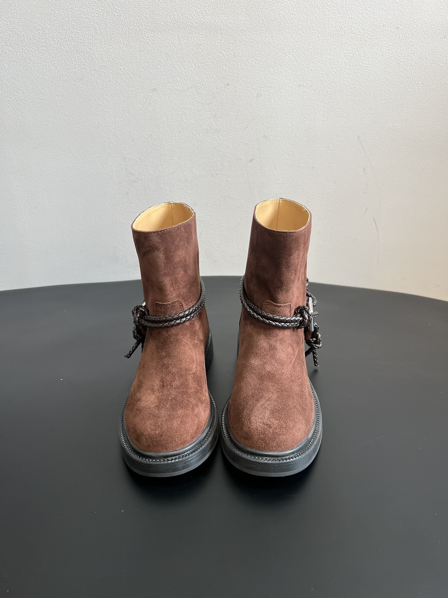 NO:629874,Bottega Venet* 25ss new woven leather high knight boots are made of brown suede material, with a delicate texture and full of retro charm. There are two styles of short boots and long boots to meet the needs of different outfits and scenes. The boot body is decorated with a combination of metal chains and buckles, adding a punk style and design sense, making the overall look more personalized.  The round-toe shoe shape accommodates the foot shape and is comfortable without crowding the feet; the boot shaft is available in long, medium and short sizes to meet different wear needs; the thick sole/thick heel design has both a heightening effect and a retro accent. It combines the sassiness of knight boots and the coolness of Martin boots, and infuses retro charm with the details of braided ropes and metal buckles. The styles are diverse and highly recognizable. The upper is cow suede and the lining is cowhide. The original molded outsole is 4cm higher.  size 35-40 (customized sizes 40 are non-refundable), boots, bottega veneta, boots, cowhide, chamois leather19860909Bottega Venet* 25ss新款编织皮条高筒骑士靴 采用棕色麂皮材质,质感细腻且富有复古韵味.有短靴和长靴两种款式,满足不同穿搭和场景需求.靴身配有金属链条与扣饰的组合装饰,增添了朋克风与设计感,使整体造型更具个性. 圆头鞋型包容脚型,舒适不挤脚；靴筒分为长筒、中筒、短筒等多尺寸选择,满足不同穿搭需求；厚底/粗跟设计,兼具增高效果与复古腔调.融合骑士靴的飒爽与马丁靴的酷感,又因编绳、金属扣的细节注入复古韵味,风格多元且辨识度高. 鞋面牛反绒 内里牛皮 大底原版开模大底 增高4cm size35-40码（40码定制不退换）,靴子,bottega veneta,boots,cowhide,chamois leather,Women's Shoes