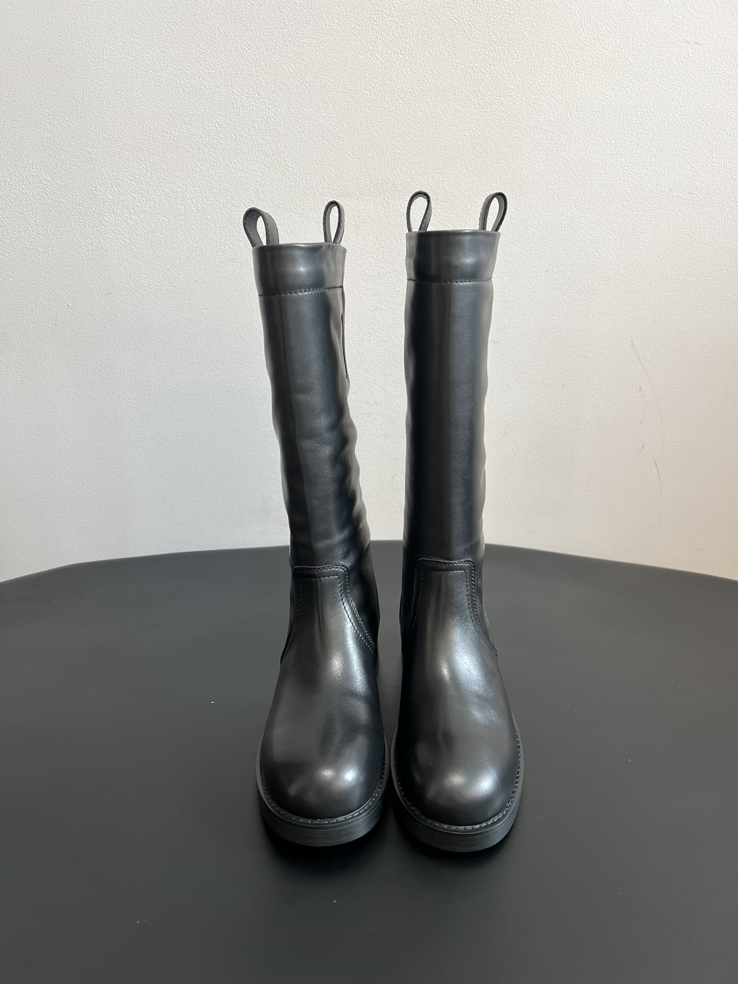 NO:629829,Ann Andelma*25ss cool matte black boots are made of cowhide, with a high-end texture and durability. The leather is fine and shiny, and can show a good drape and retro distressed effect. It is a mid-calf knight boot style, with a round toe design that is simple and elegant. The small pull tab on the top of the boot shaft is an iconic detail, which is not only easy to put on and take off, but also adds a sense of design.  The thick-soled design has a certain heightening effect, and at the same time enhances the fashion sense of the boots. It is warm in autumn and winter and can add points to the overall look. It is a versatile fashion item. Cowhide upper, cowhide lining, outsole, original molded outsole, increased by 4cm, size 35-40 (customized in size 40, non-refundable), boots, boots, cowhide19860909Ann Andelma*25ss 酷飒哑光黑色长筒靴 采用牛皮制作,质感高级且耐用,皮质细腻有光泽,能呈现出良好的垂坠感和复古做旧效果.属于中筒骑士靴款式,圆头设计简约大气,靴筒顶部的小拉环是标志性细节,既方便穿脱,又增添了设计感. 厚底设计有一定的增高效果,同时提升了靴子的时尚感,秋冬季节穿着既保暖又能为整体造型加分,是百搭的时尚单品. 鞋面牛皮 内里牛皮 大底原版开模大底 增高4cm size35-40码（40码定制不退换）,靴子,boots,cowhide,Women's Shoes