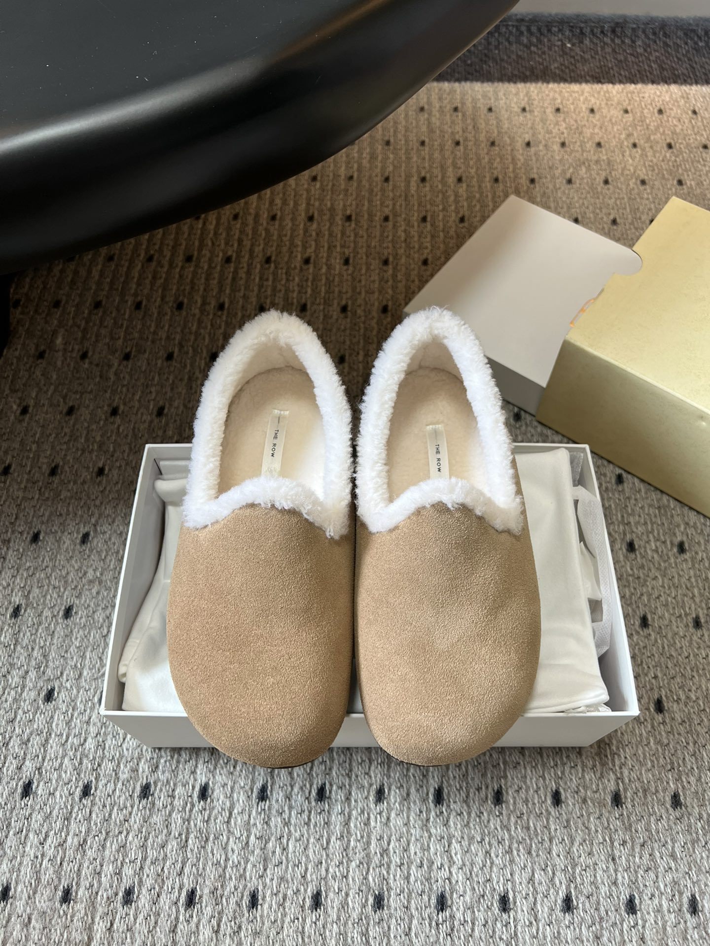 NO:594308,Made in Dongguan, THE RO* suede plus velvet loafers are made of fine suede material. The shoe opening is decorated with soft plush edges and the interior is velvet. It has a high-grade texture and good warmth retention. It continues the brand's minimalist style. The shoe shape is simple and smooth, and the round toe design is retro and elegant. It is a loafer style. The slip-on design is easy to put on and take off, and has a casual and refined feel. Available in light brown, dark brown, black and other classic colors, they are suitable for a variety of wearing styles and can easily create a high-end look. THE ROW is famous for its minimalist luxury. This shoe combines comfort and style, making it a practical and fashionable item in autumn and winter. The upper is made of fetal cow velvet, and the lining is imported lamb hair. The original molded outsole is increased by 3.5cm. Size 35-41 (customized sizes 40-41 are not returnable), loafers, fur shoes, loafers19860909莞产 THE RO* 绒面革加绒乐福鞋 采用细腻的绒面革材质,鞋口饰有柔软的毛绒边,内里加绒,质感高级且保暖性佳.延续品牌极简主义风格,鞋型简约流畅,圆头设计复古优雅,属于乐福鞋款式,一脚蹬设计方便穿脱,兼具休闲与精致感. 提供浅棕、深棕、黑色等经典色系,适配多种穿搭风格,轻松打造高级感造型.THE ROW以极简奢华著称,该鞋款将舒适与格调融合,是秋冬季节兼具实用性与时尚感的单品. 鞋面胎牛绒 内里进口羊羔毛 大底原版开模大底 增高3.5cm Size35-41码（40-41码定制不退换）,乐福鞋毛毛鞋,loafers,Women's Shoes