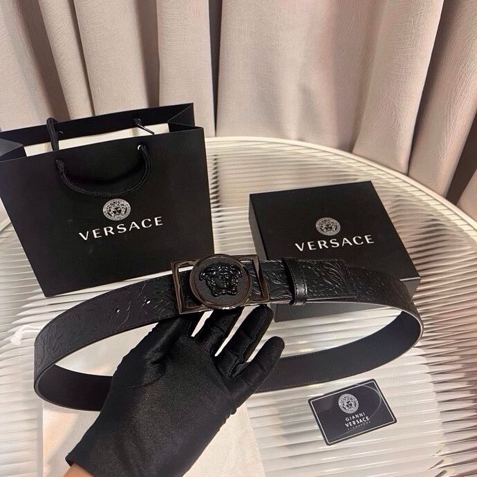 范思哲，新款牛皮革腰带，通体饰有Barocco压花图案。4.0cm