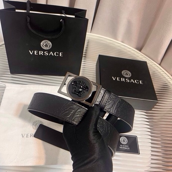 范思哲，新款牛皮革腰带，通体饰有Barocco压花图案。4.0cm