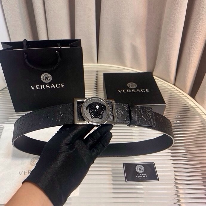 范思哲，新款牛皮革腰带，通体饰有Barocco压花图案。4.0cm