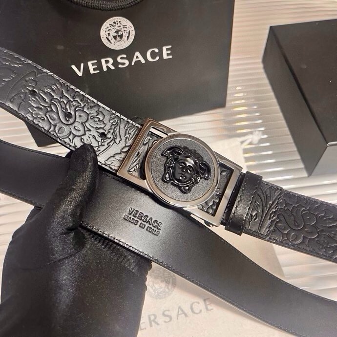 范思哲，新款牛皮革腰带，通体饰有Barocco压花图案。4.0cm