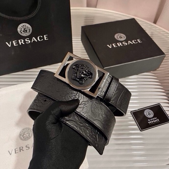 范思哲，新款牛皮革腰带，通体饰有Barocco压花图案。4.0cm