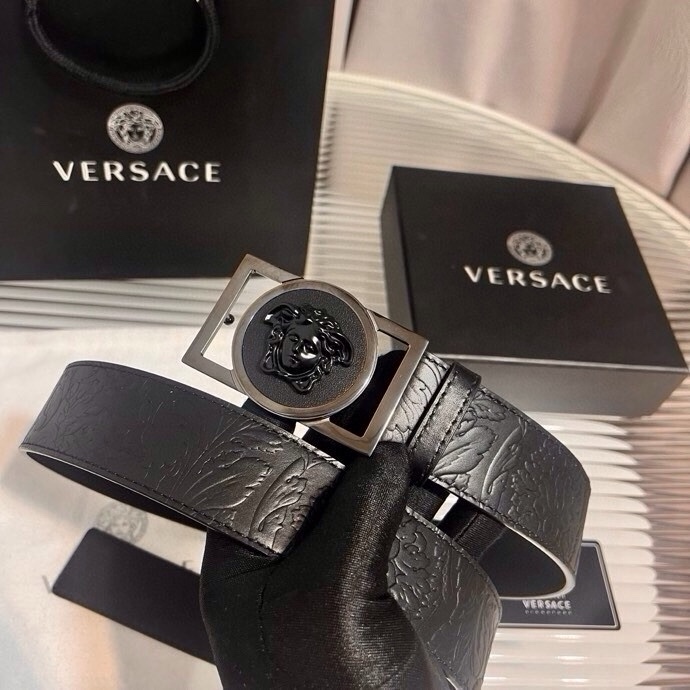 范思哲，新款牛皮革腰带，通体饰有Barocco压花图案。4.0cm