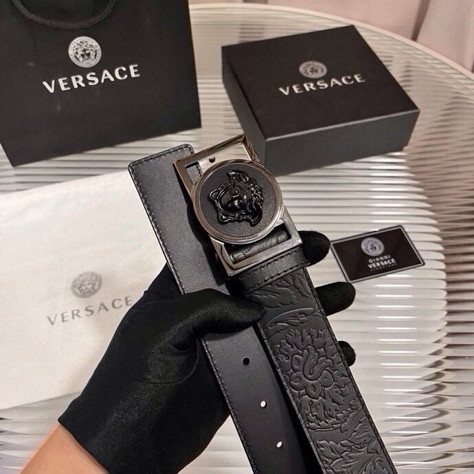 范思哲，新款牛皮革腰带，通体饰有Barocco压花图案。4.0cm