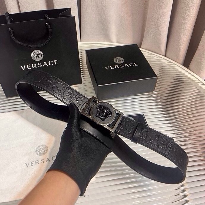 范思哲，新款牛皮革腰带，通体饰有Barocco压花图案。4.0cm