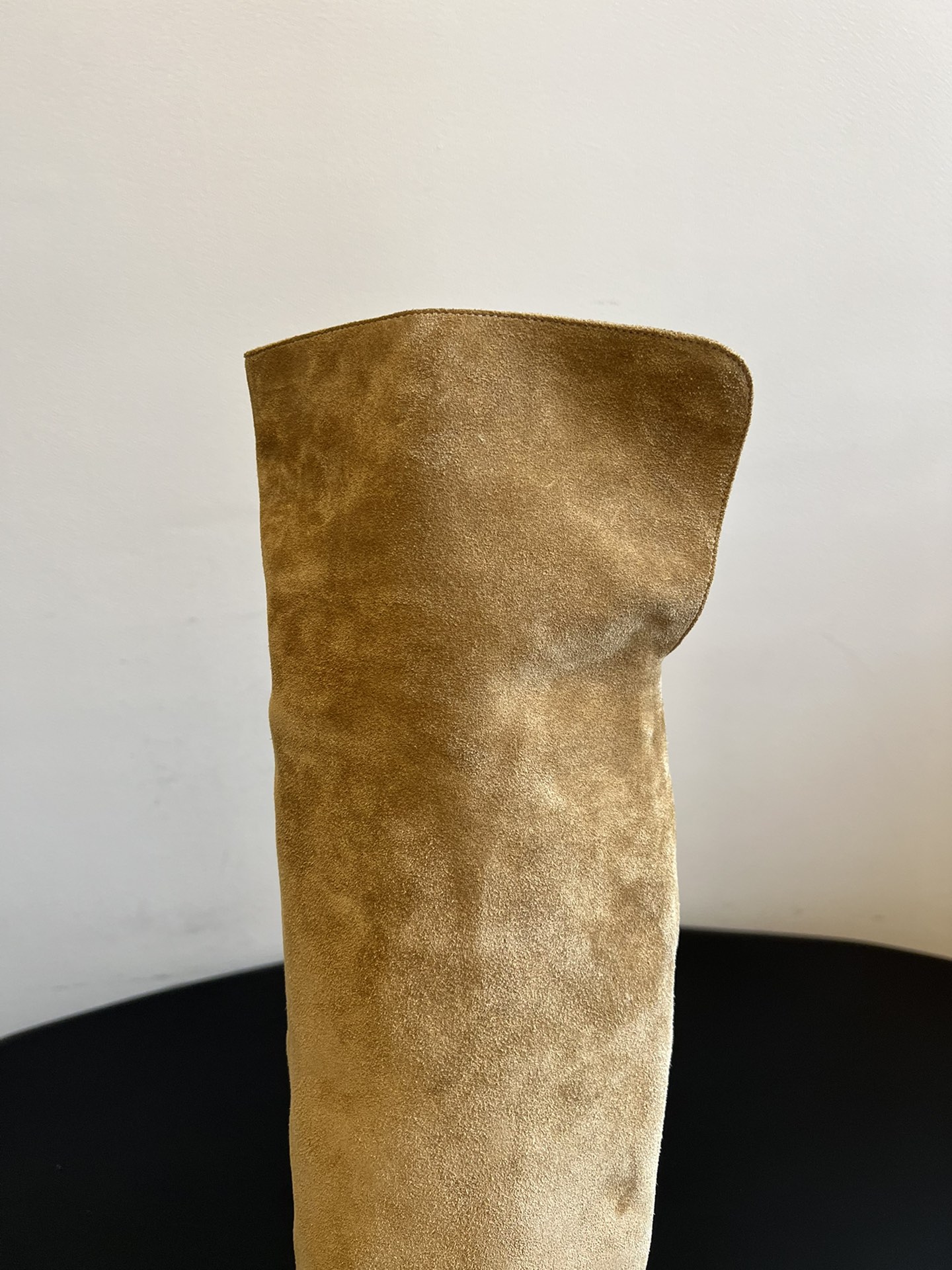 Gianvito Ross*复古麂皮过膝长筒靴采用绒面革材质，质感细腻，呈现出高级的哑光效果，且不同颜色