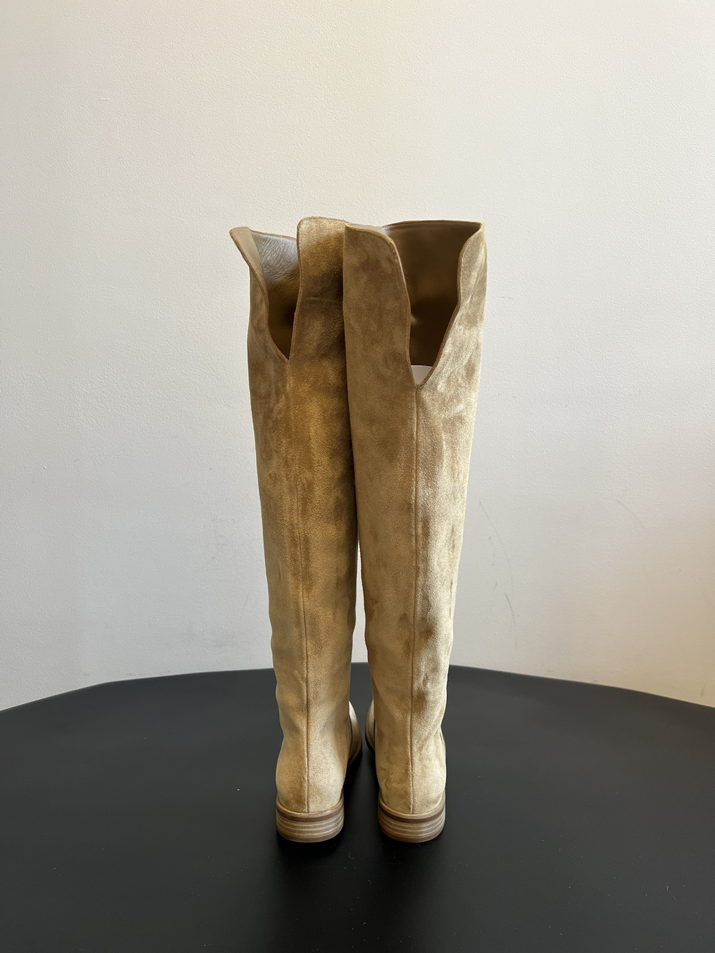 Gianvito Ross*复古麂皮过膝长筒靴采用绒面革材质，质感细腻，呈现出高级的哑光效果，且不同颜色