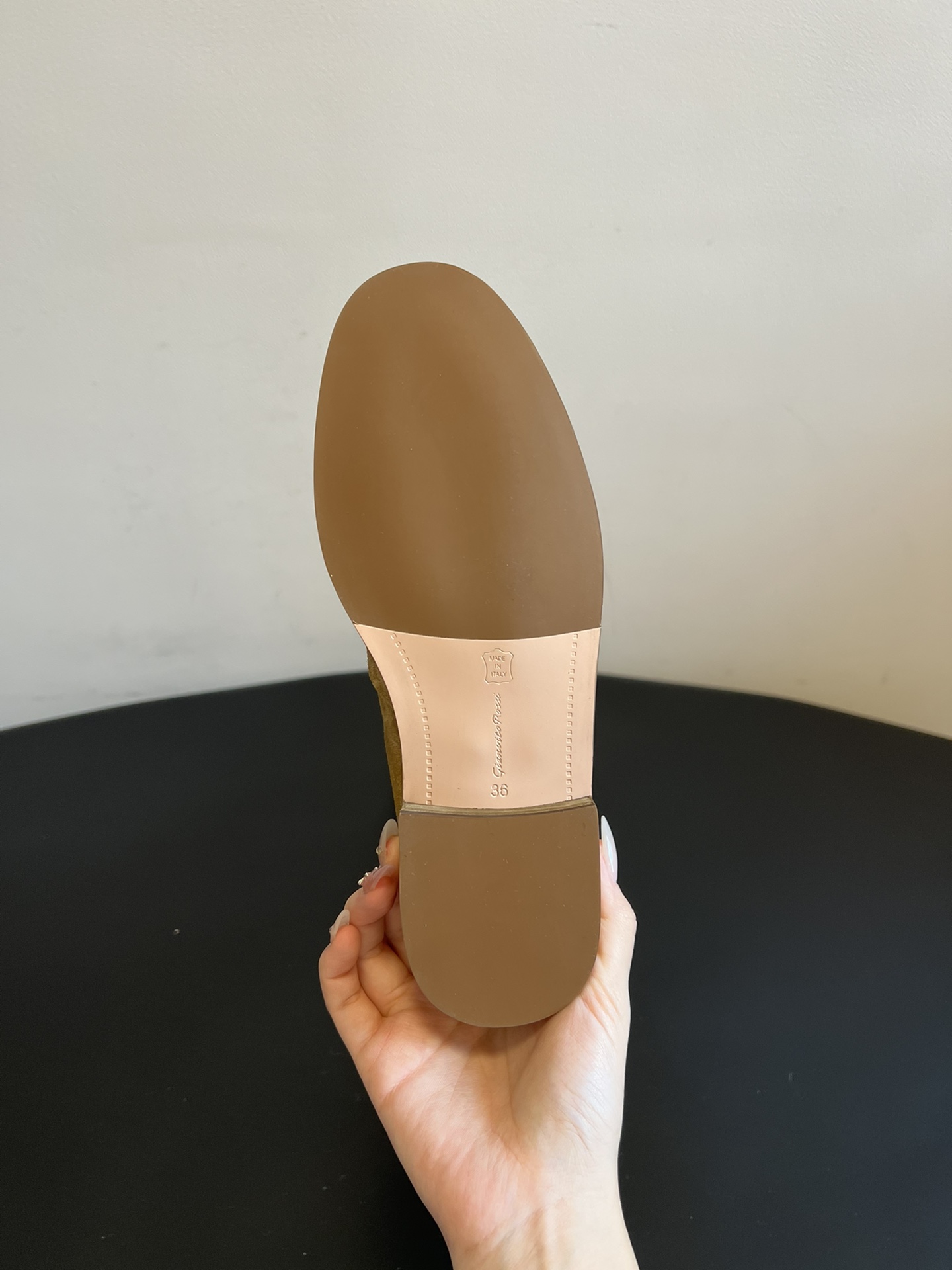 Gianvito Ross*复古麂皮过膝长筒靴采用绒面革材质，质感细腻，呈现出高级的哑光效果，且不同颜色