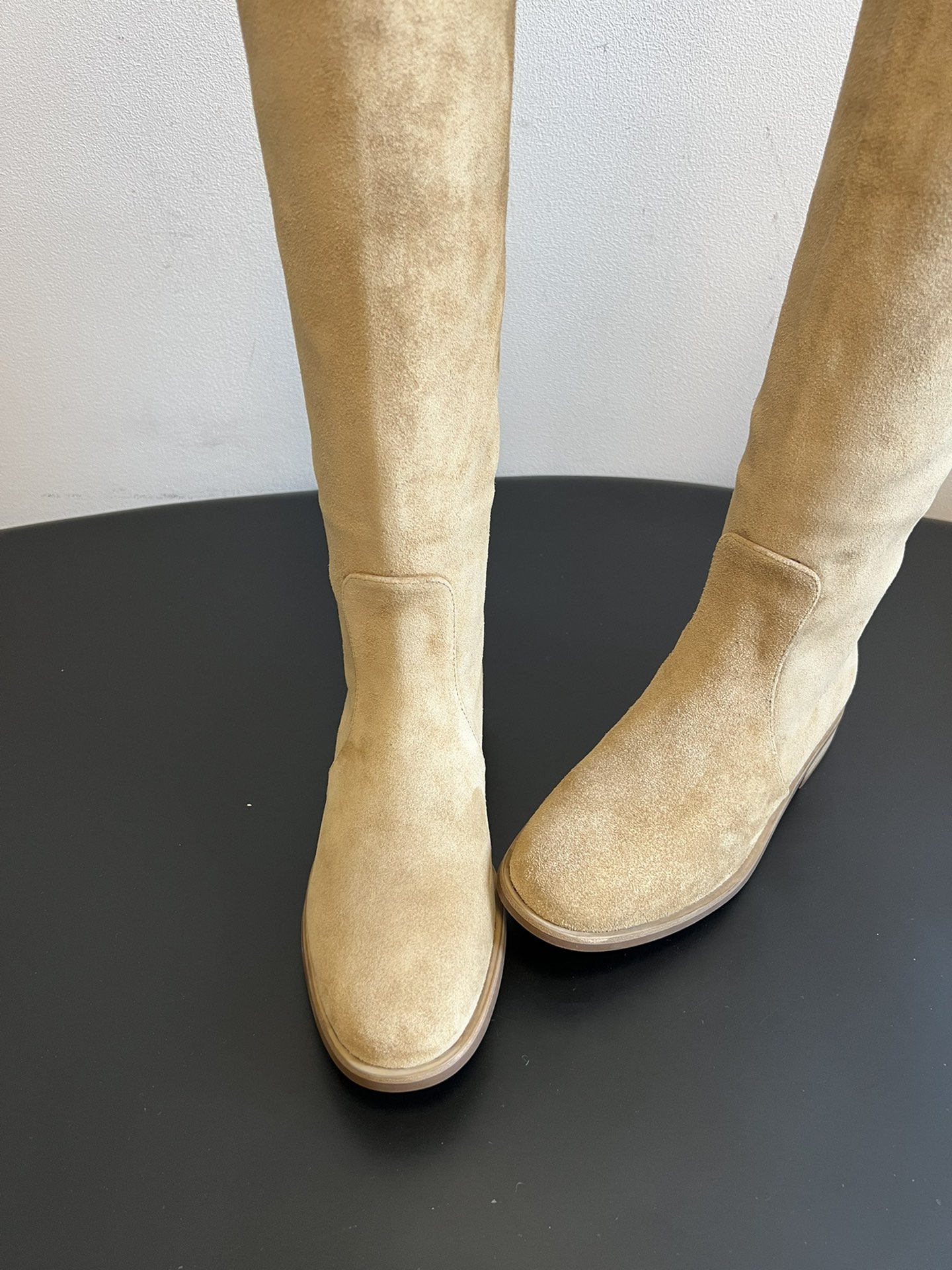 Gianvito Ross*复古麂皮过膝长筒靴采用绒面革材质，质感细腻，呈现出高级的哑光效果，且不同颜色