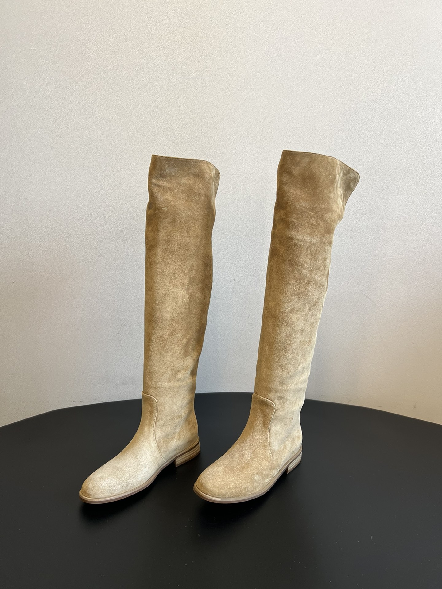 Gianvito Ross*复古麂皮过膝长筒靴采用绒面革材质，质感细腻，呈现出高级的哑光效果，且不同颜色