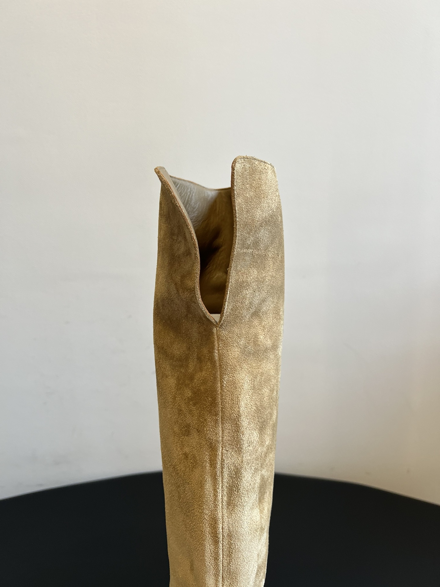 Gianvito Ross*复古麂皮过膝长筒靴采用绒面革材质，质感细腻，呈现出高级的哑光效果，且不同颜色