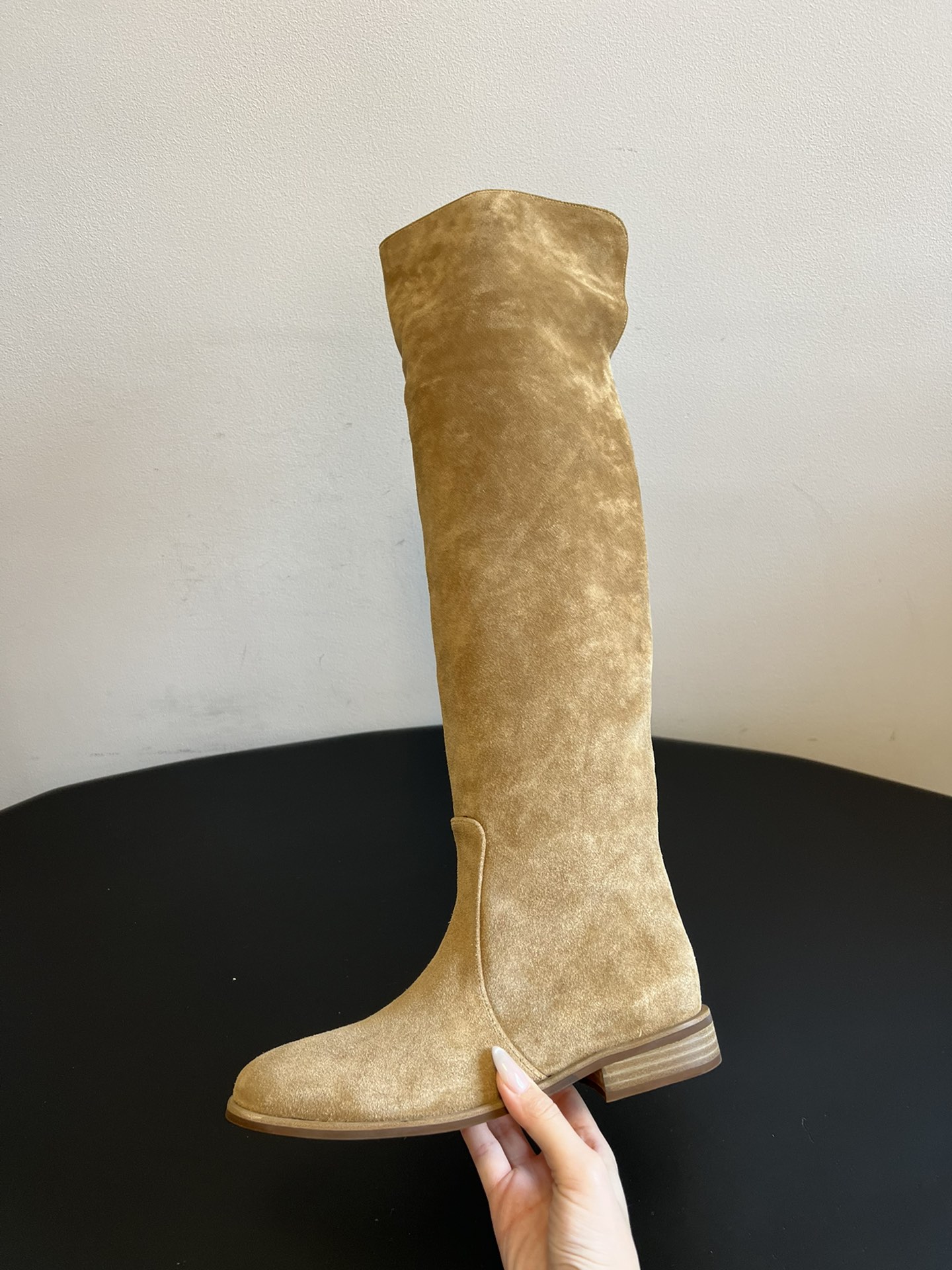 Gianvito Ross*复古麂皮过膝长筒靴采用绒面革材质，质感细腻，呈现出高级的哑光效果，且不同颜色